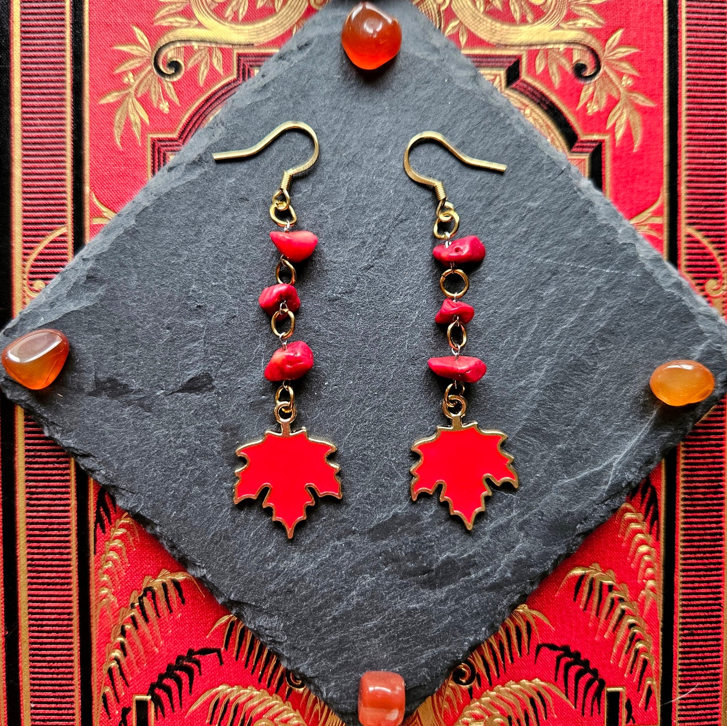 Carpo - Boucles d'oreilles "Automne", feuilles d'érable rouge et perles de corail - Les Rouages du Temps