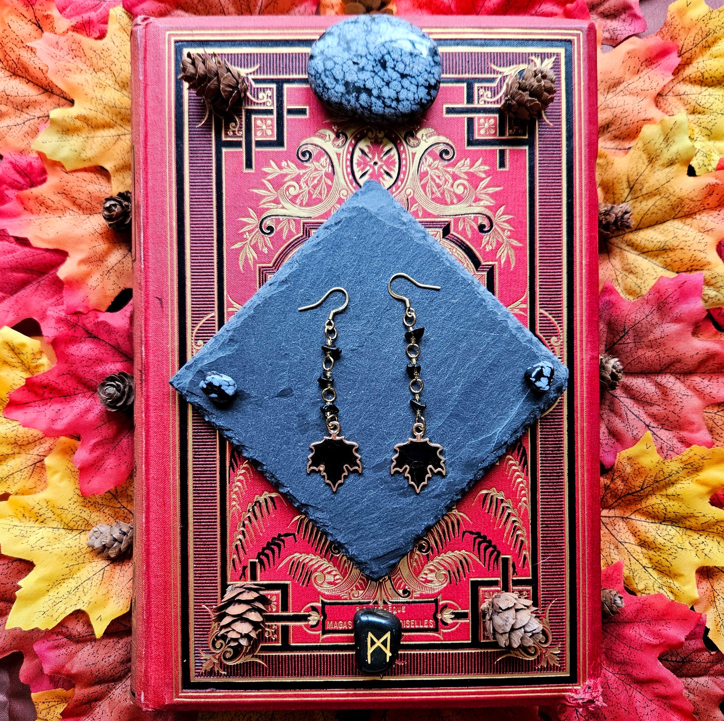 Carpo - Boucles d'oreilles "Automne" feuilles d'érables noires et perles d'obsidienne - Les Rouages du Temps