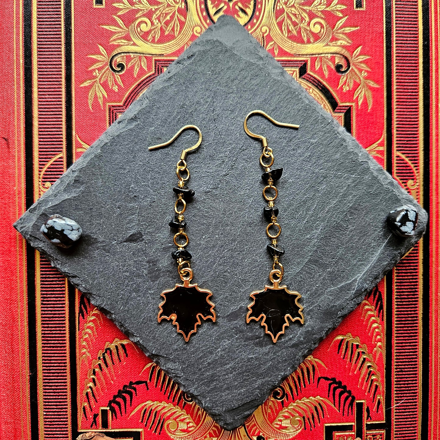 Carpo - Boucles d'oreilles "Automne" feuilles d'érables noires et perles d'obsidienne - Les Rouages du Temps