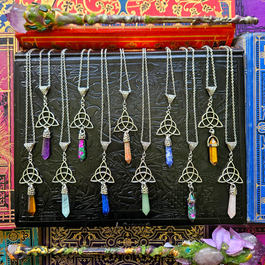 Triquetra - collier médiéval, celtique, triquetra, pierres (oeil-de-tigre, améthyste, quartz, rubis zoïsite, lapis lazuli, unakite, aventurine, sodalite, quartz rose)