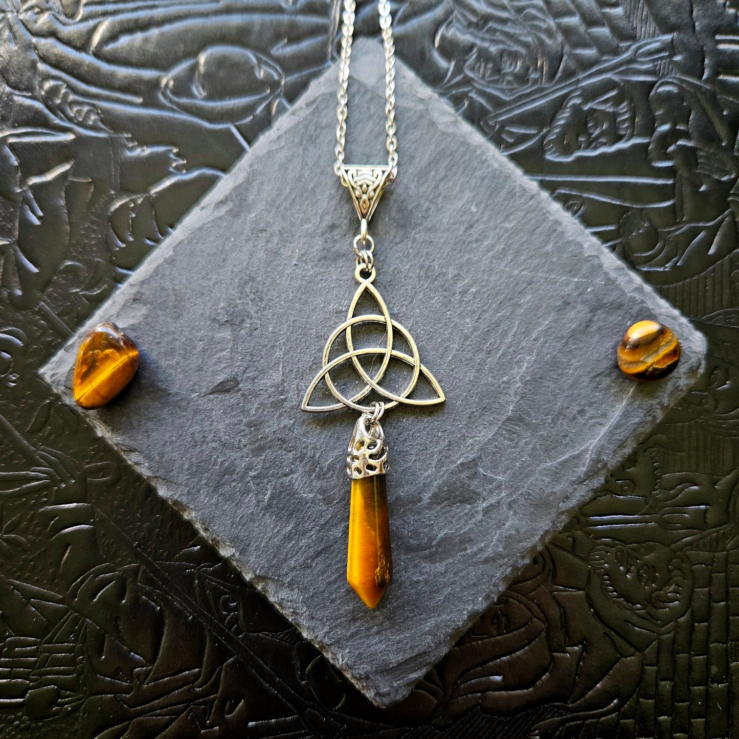 Triquetra - collier médiéval, celtique, triquetra, pierres (oeil-de-tigre, améthyste, quartz, rubis zoïsite, lapis lazuli, unakite, aventurine, sodalite, quartz rose)