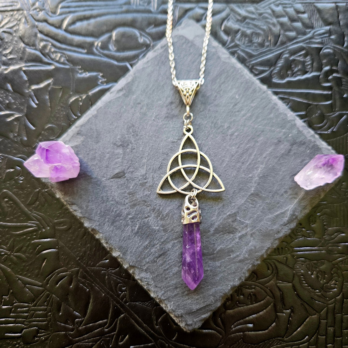 Triquetra - collier médiéval, celtique, triquetra, pierres (oeil-de-tigre, améthyste, quartz, rubis zoïsite, lapis lazuli, unakite, aventurine, sodalite, quartz rose)