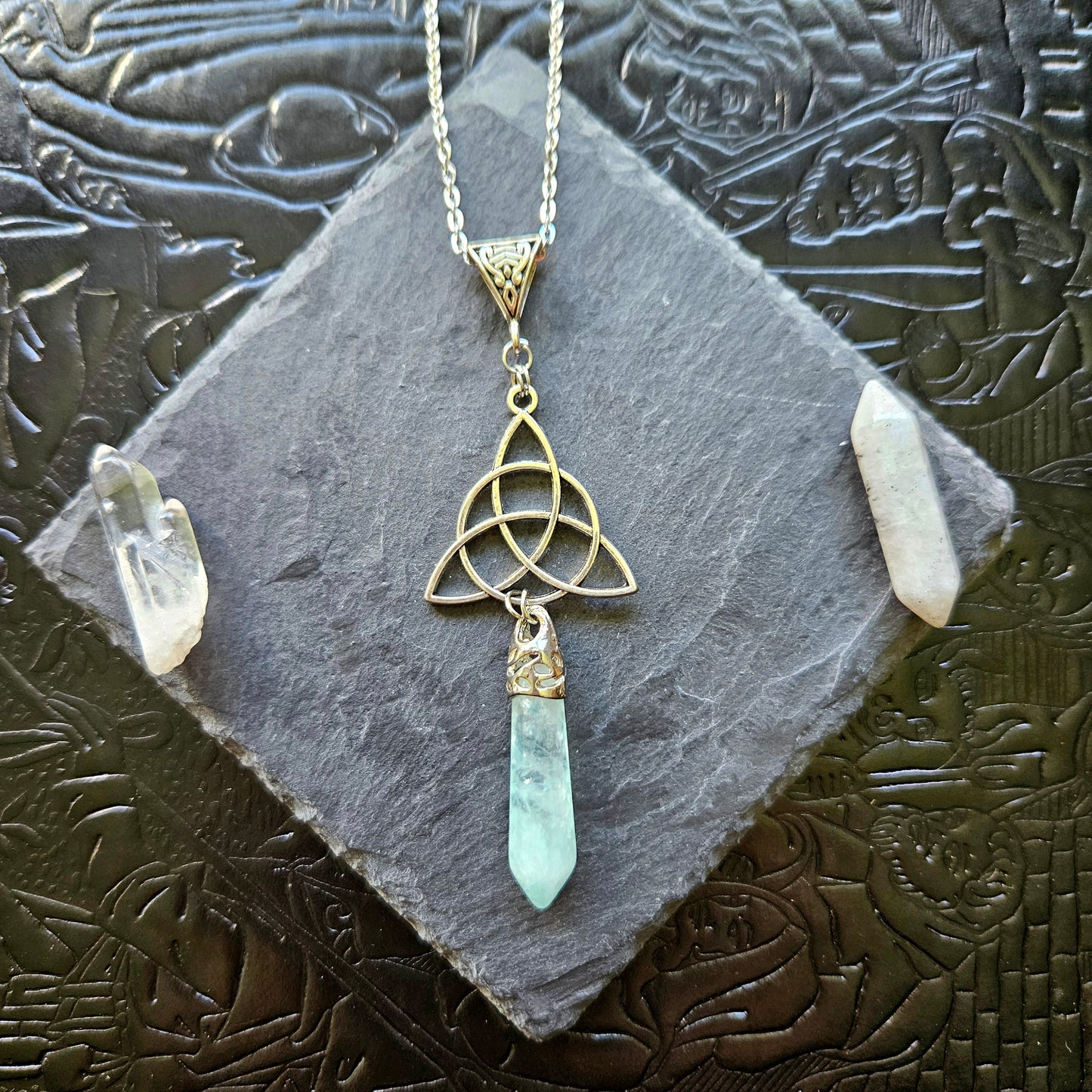 Triquetra - collier médiéval, celtique, triquetra, pierres (oeil-de-tigre, améthyste, quartz, rubis zoïsite, lapis lazuli, unakite, aventurine, sodalite, quartz rose)