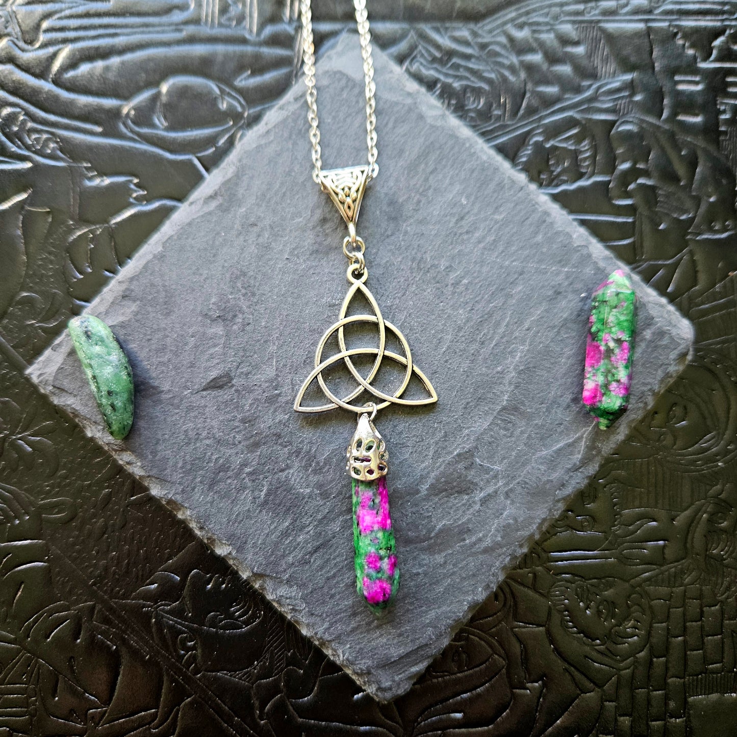 Triquetra - collier médiéval, celtique, triquetra, pierres (oeil-de-tigre, améthyste, quartz, rubis zoïsite, lapis lazuli, unakite, aventurine, sodalite, quartz rose)