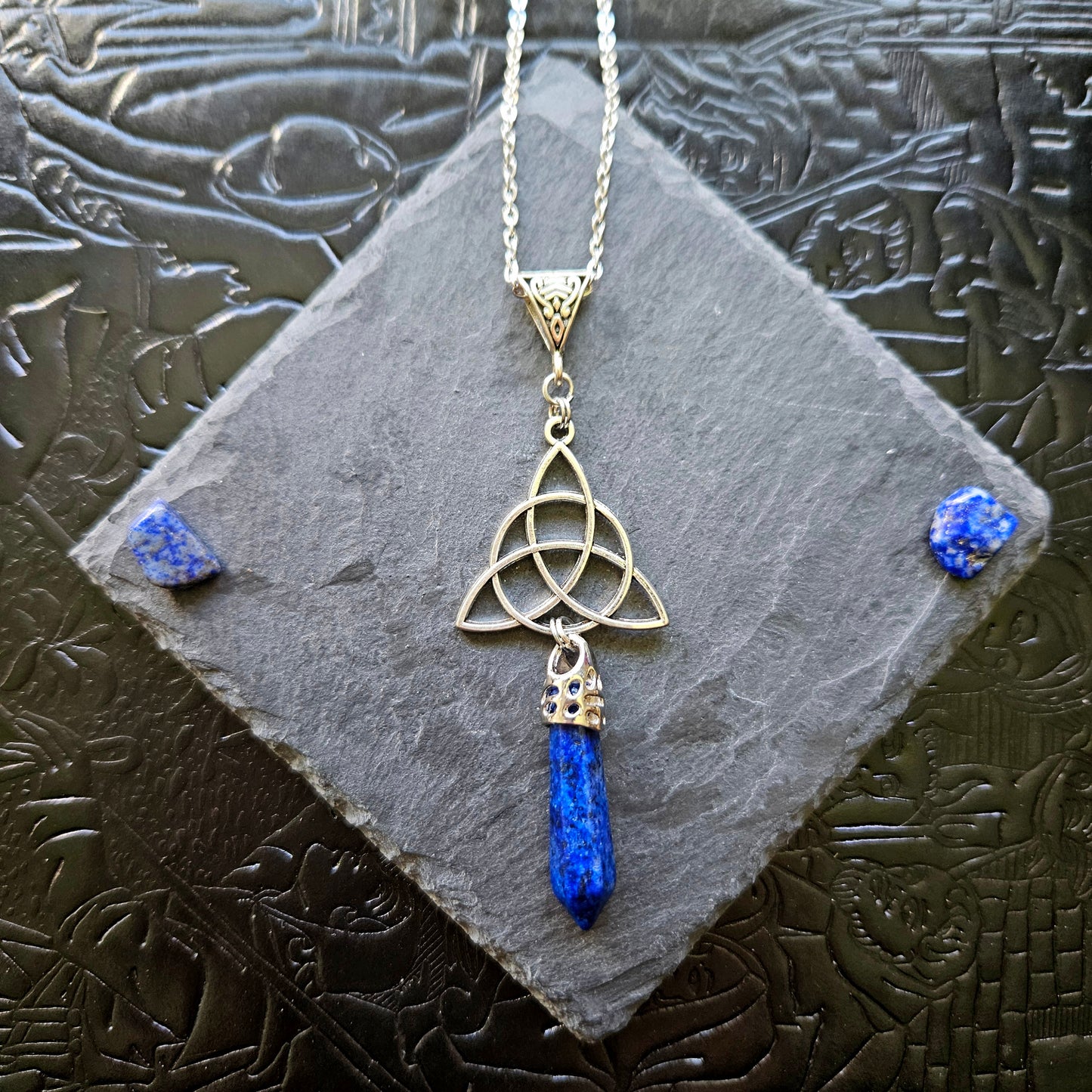 Triquetra - collier médiéval, celtique, triquetra, pierres (oeil-de-tigre, améthyste, quartz, rubis zoïsite, lapis lazuli, unakite, aventurine, sodalite, quartz rose)