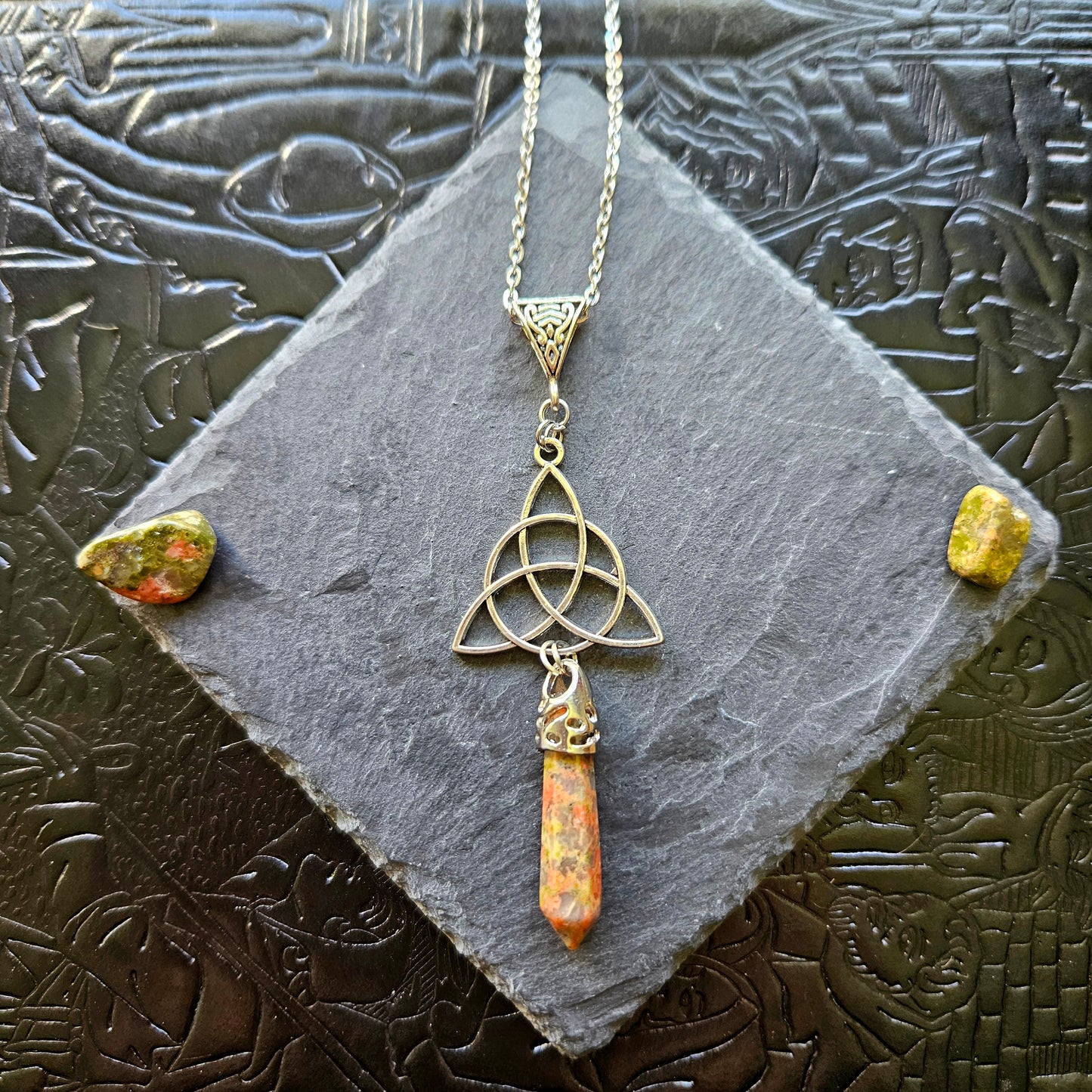 Triquetra - collier médiéval, celtique, triquetra, pierres (oeil-de-tigre, améthyste, quartz, rubis zoïsite, lapis lazuli, unakite, aventurine, sodalite, quartz rose)