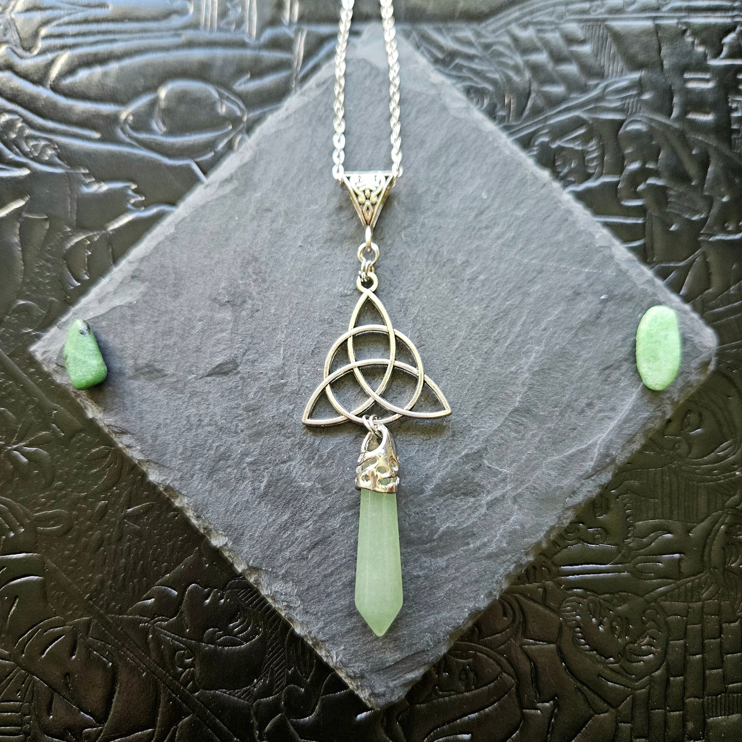 Triquetra - collier médiéval, celtique, triquetra, pierres (oeil-de-tigre, améthyste, quartz, rubis zoïsite, lapis lazuli, unakite, aventurine, sodalite, quartz rose)