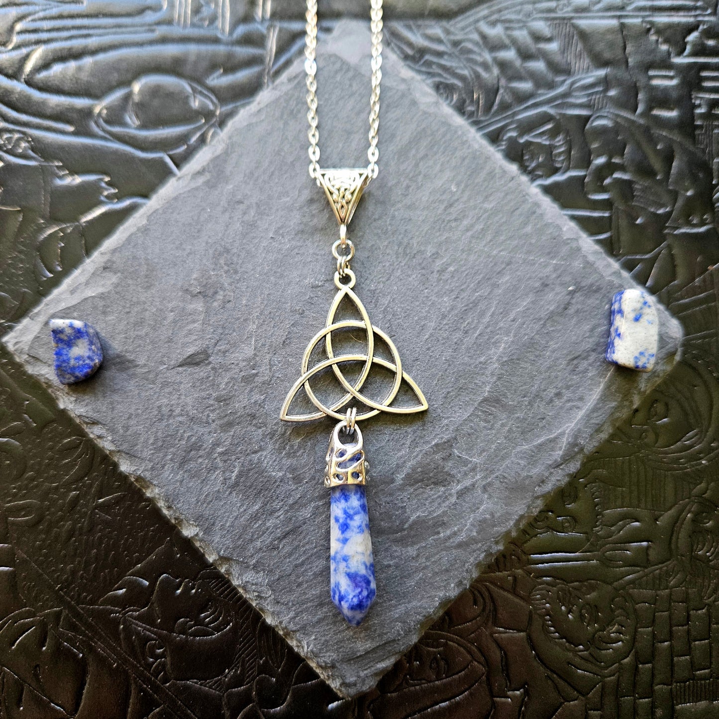 Triquetra - collier médiéval, celtique, triquetra, pierres (oeil-de-tigre, améthyste, quartz, rubis zoïsite, lapis lazuli, unakite, aventurine, sodalite, quartz rose)