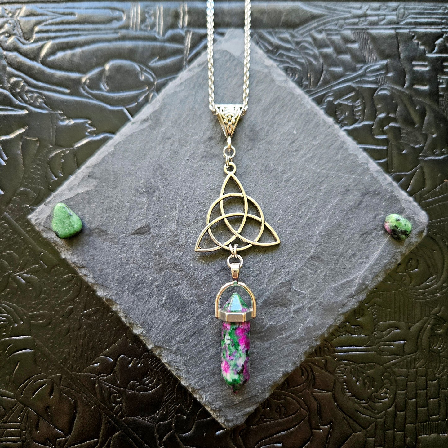 Triquetra - collier médiéval, celtique, triquetra, pierres (oeil-de-tigre, améthyste, quartz, rubis zoïsite, lapis lazuli, unakite, aventurine, sodalite, quartz rose)