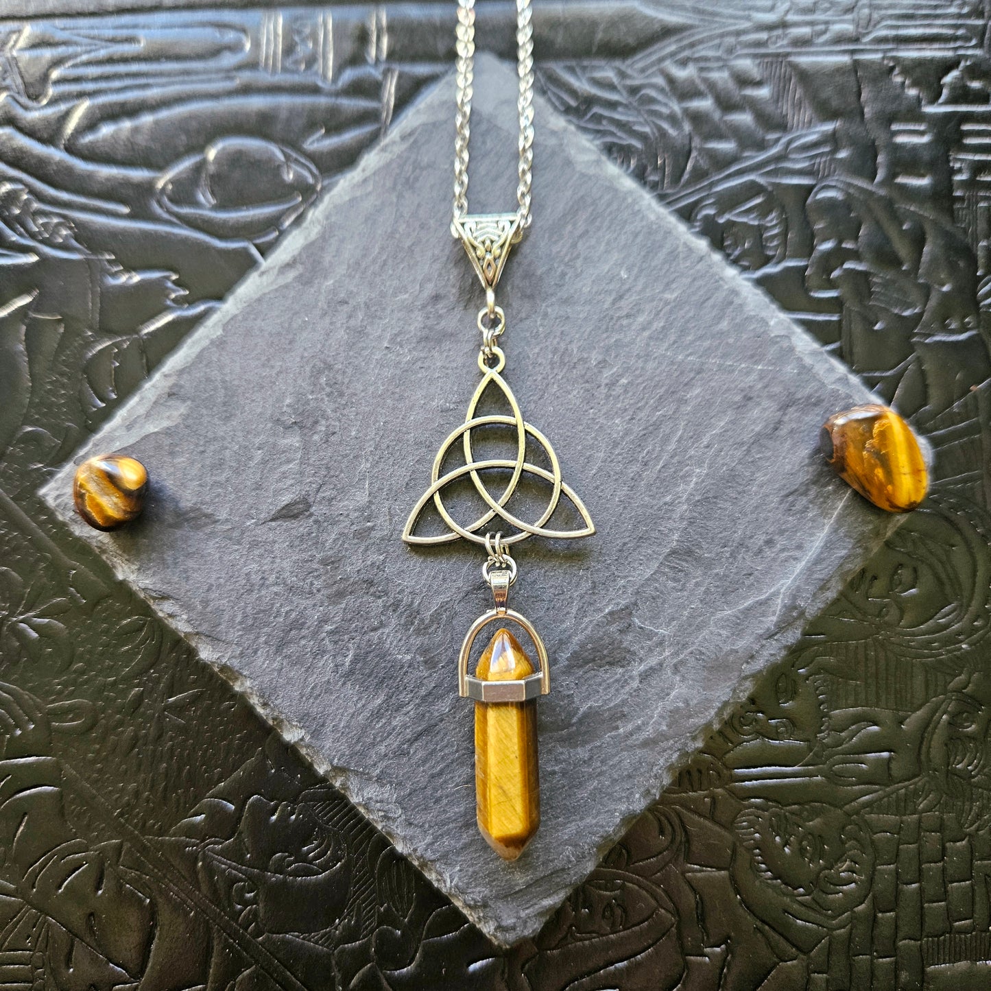 Triquetra - collier médiéval, celtique, triquetra, pierres (oeil-de-tigre, améthyste, quartz, rubis zoïsite, lapis lazuli, unakite, aventurine, sodalite, quartz rose)