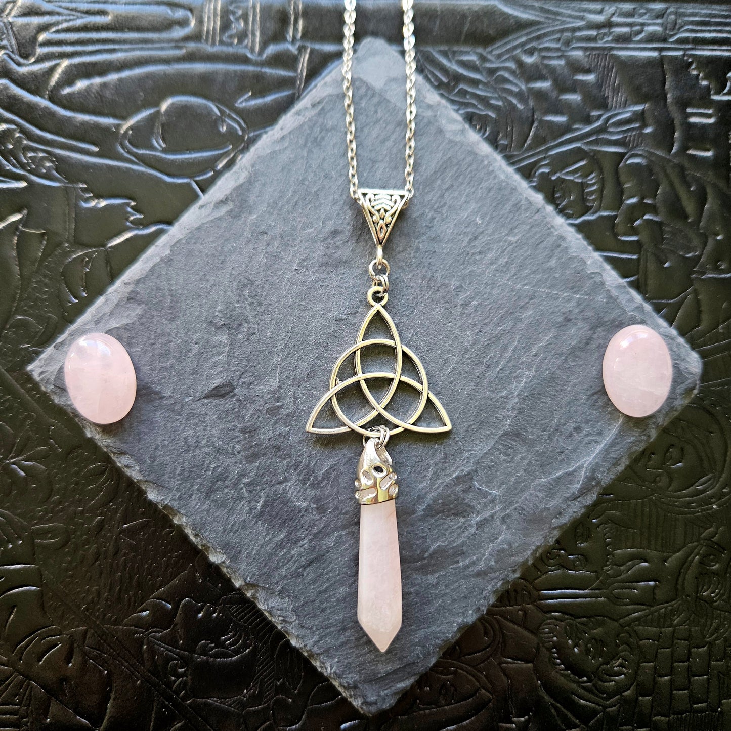 Triquetra - collier médiéval, celtique, triquetra, pierres (oeil-de-tigre, améthyste, quartz, rubis zoïsite, lapis lazuli, unakite, aventurine, sodalite, quartz rose)