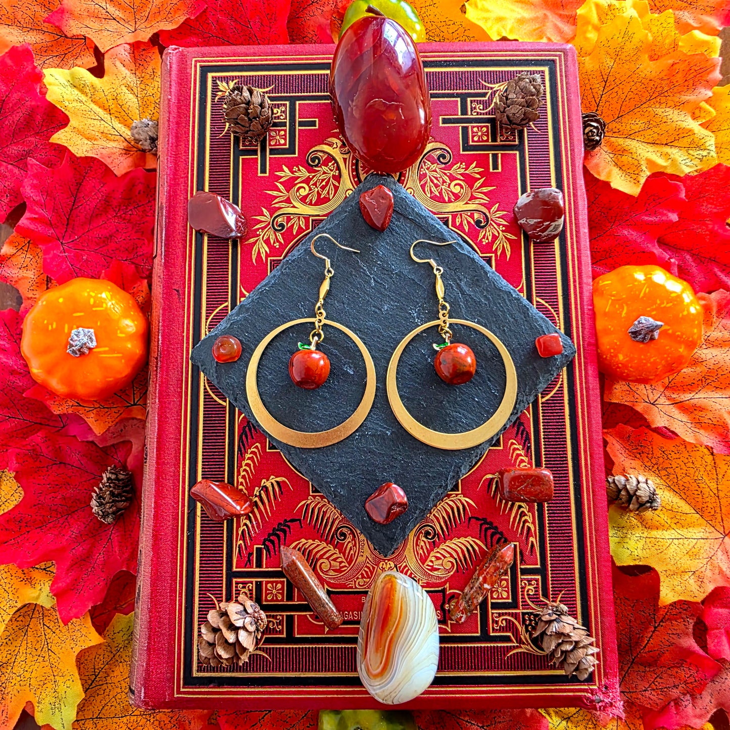 Idunn - Boucles d'oreilles créoles anneaux laiton doré et pommes jaspe rouge - Les Rouages du Temps
