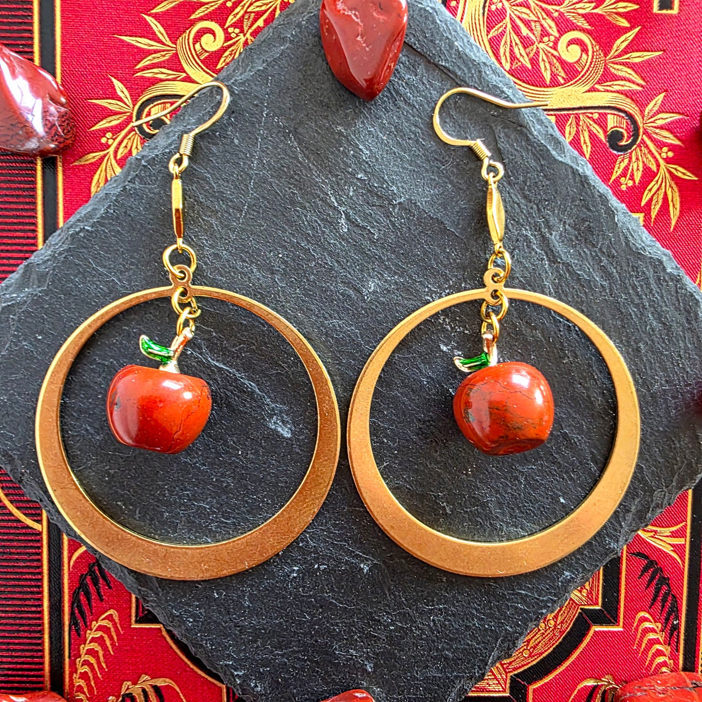 Idunn - Boucles d'oreilles créoles anneaux laiton doré et pommes jaspe rouge - Les Rouages du Temps