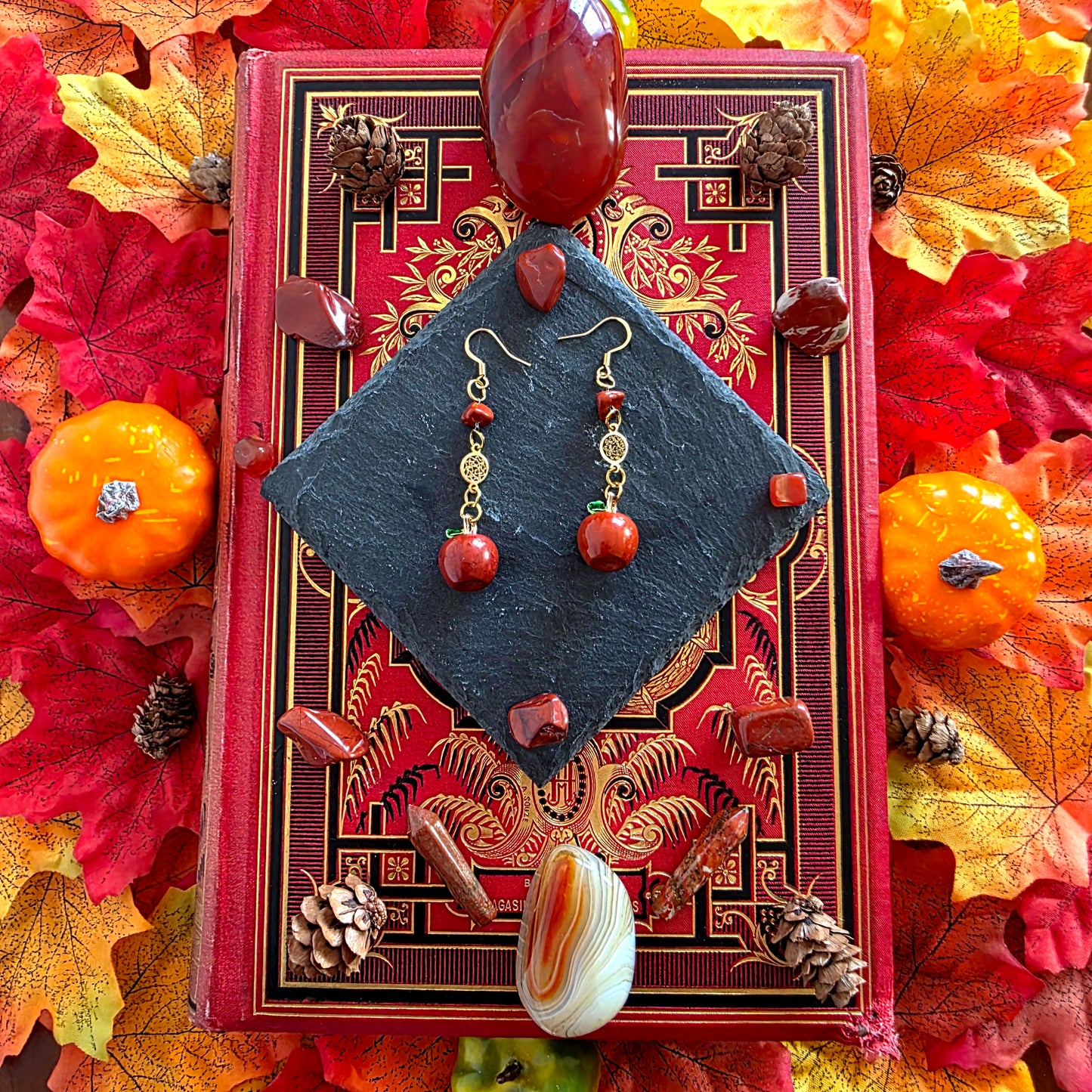 Idunn - Boucles d'oreilles Art Nouveau dorées pommes pierres de jaspe rouge - Les Rouages du Temps