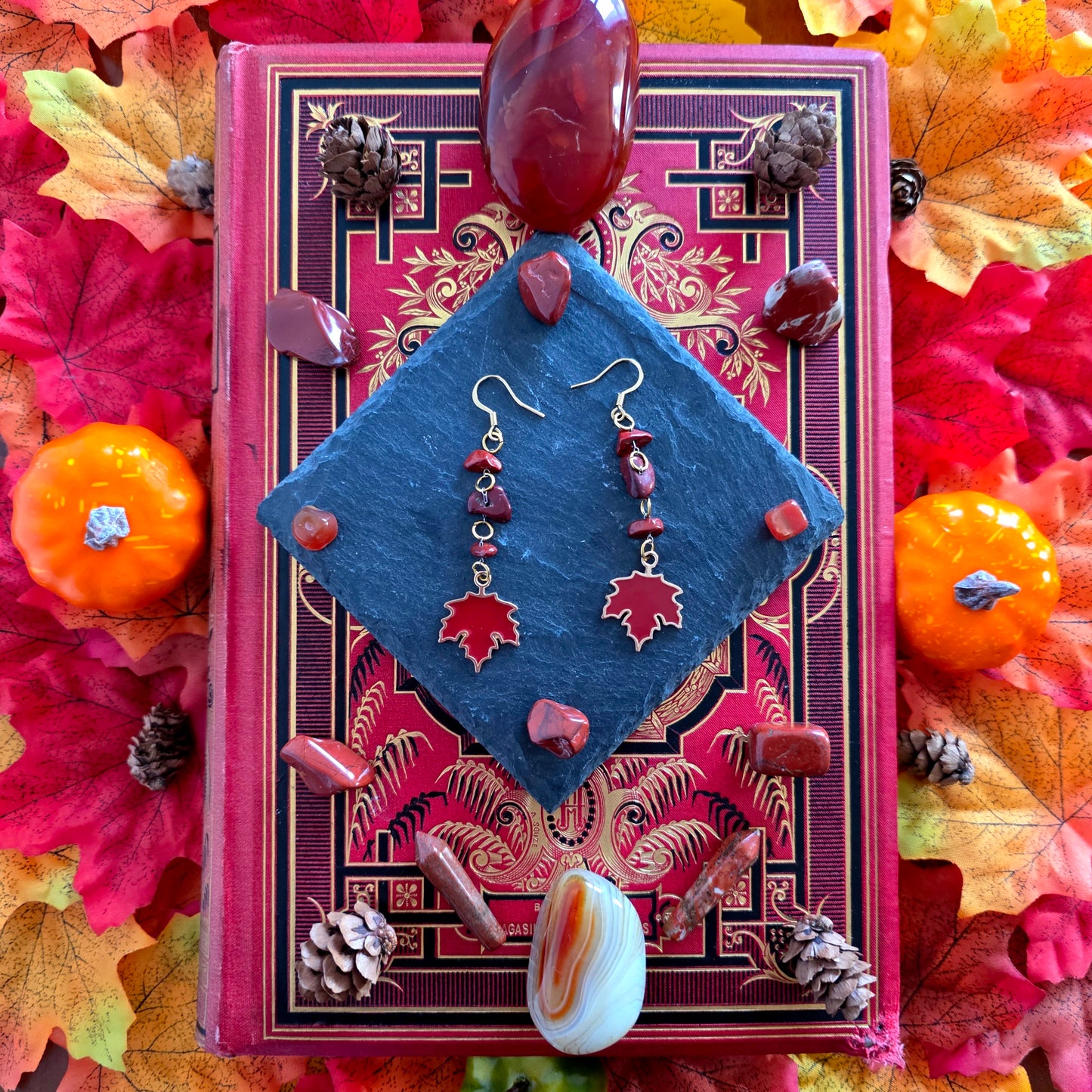 Carpo - Boucles d'oreilles "Automne", feuilles d'érable rouge et perles de jaspe rouge - Les Rouages du Temps