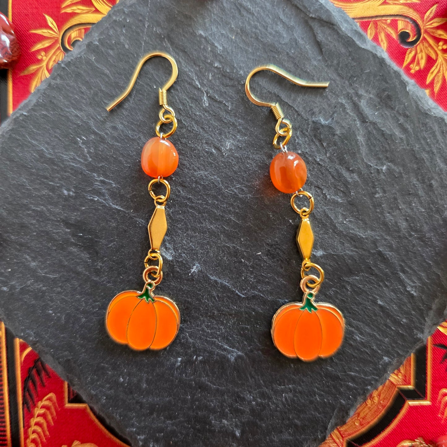 Samhain - Boucles d'oreilles "Automne" acier inoxydable citrouilles et perles cornaline - Les Rouages du Temps