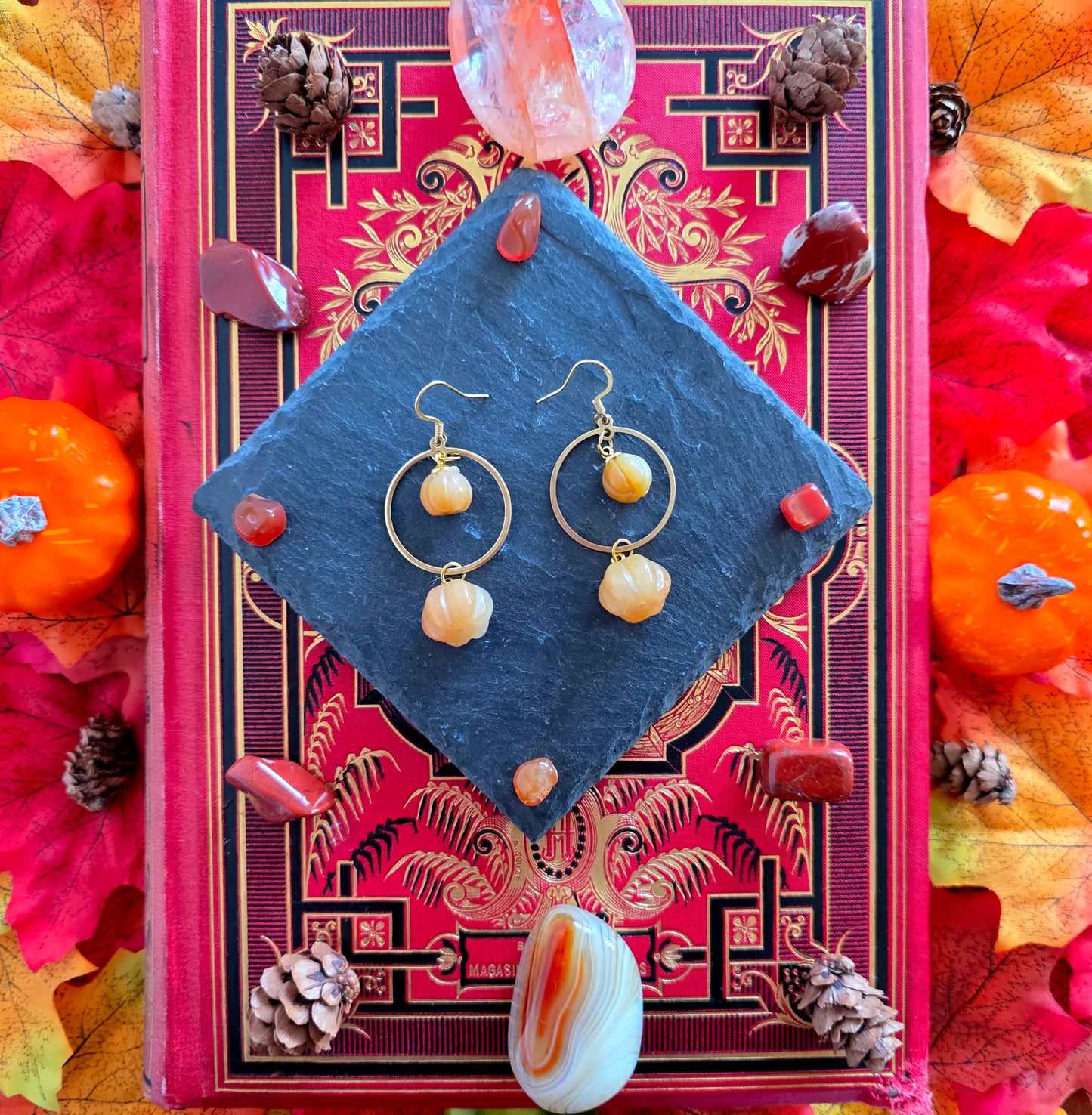 Samhain - Boucles d'oreilles "Automne" cercles laitons et pierres citrouilles cornaline - Les Rouages du Temps