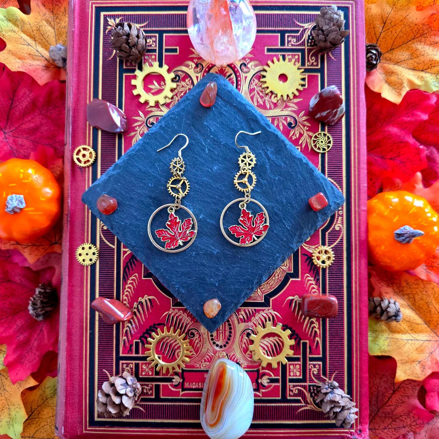 Carpo - Boucles d'oreilles "Automne" steampunk, feuilles d'érable rouge, cercles et rouages dorés - Les Rouages du Temps