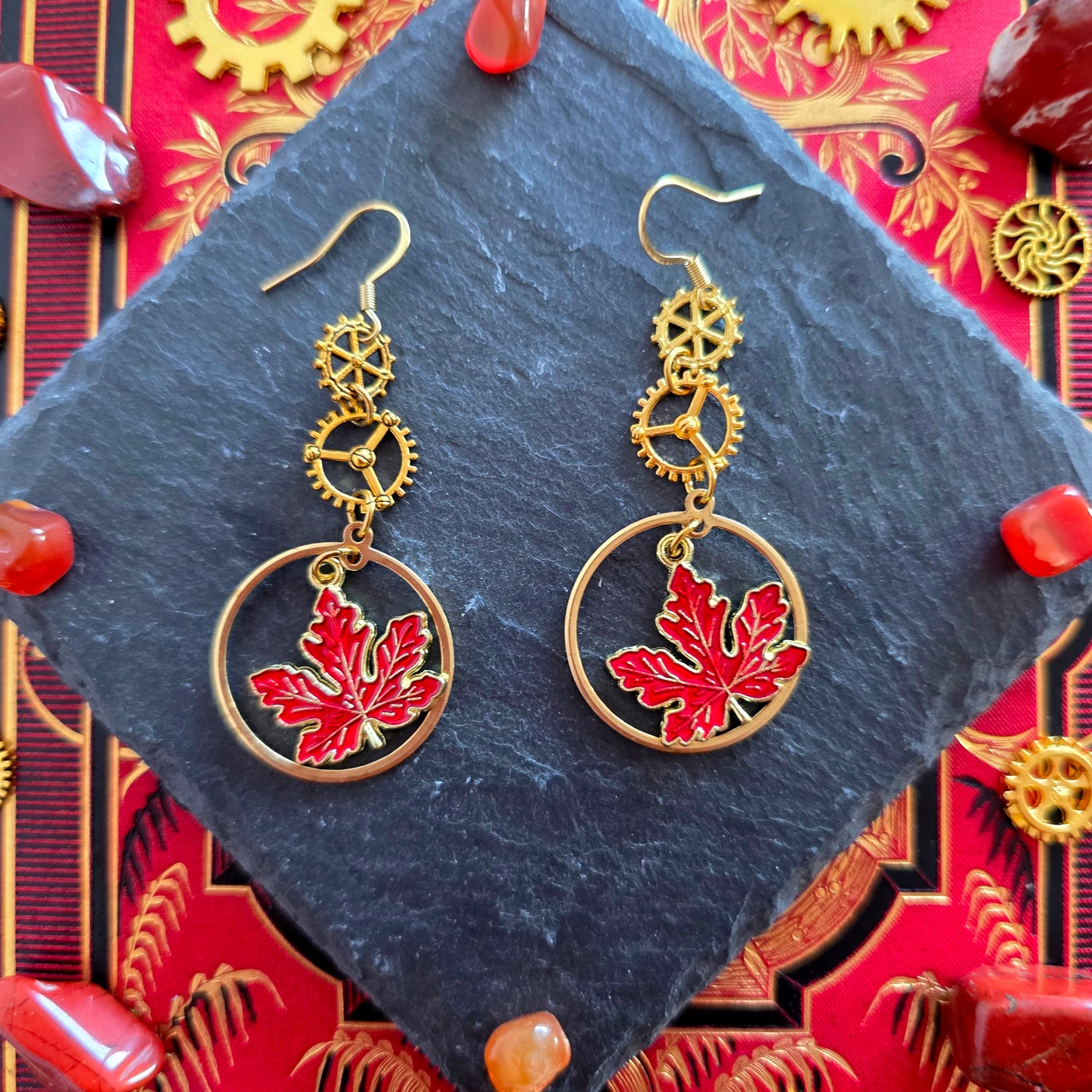 Carpo - Boucles d'oreilles "Automne" steampunk, feuilles d'érable rouge, cercles et rouages dorés - Les Rouages du Temps