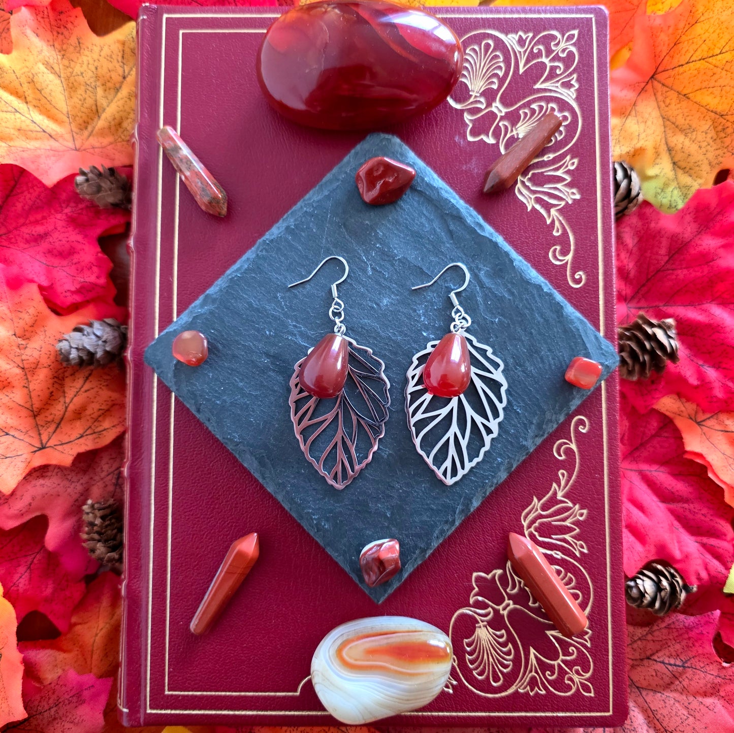 Fliodhas - Boucles d'oreilles Art Nouveau feuilles argentées et pierres de cornaline - Les Rouages du Temps