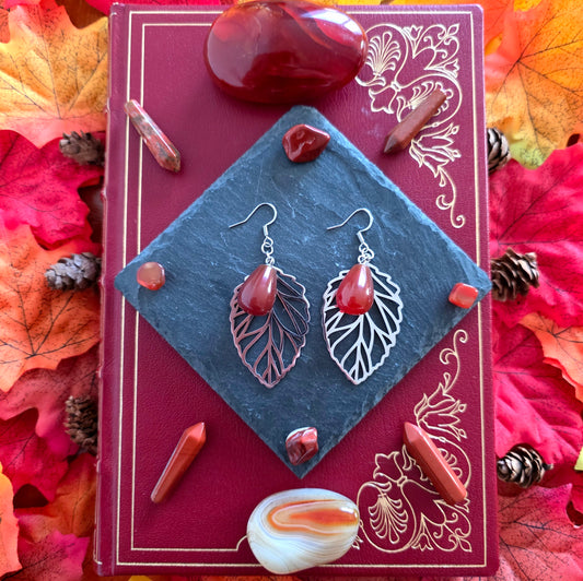 Fliodhas - Boucles d'oreilles Art Nouveau feuilles argentées et pierres de cornaline - Les Rouages du Temps