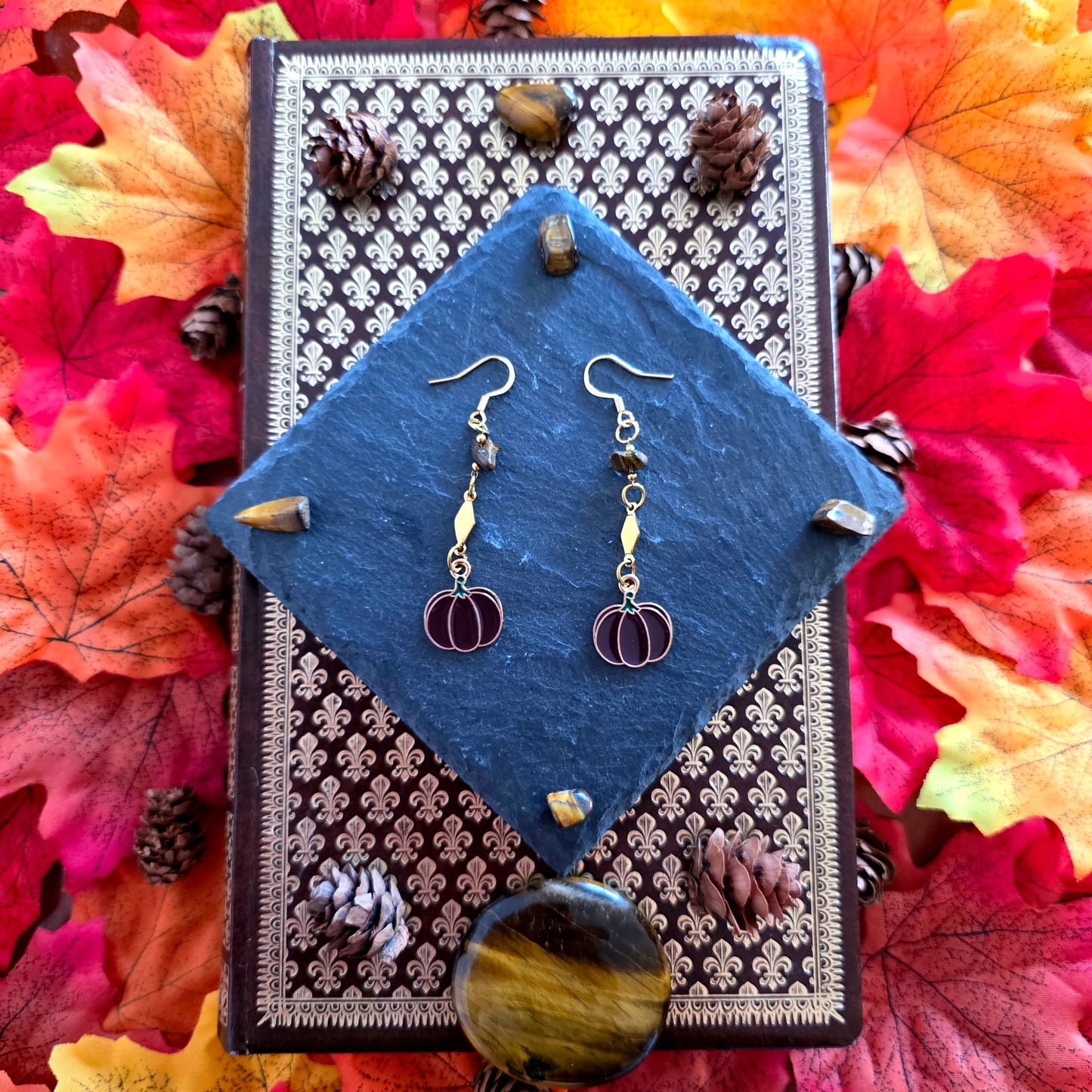 Carpo - Boucles d'oreilles "automne" citrouilles marron acier inoxydable pierres oeil de tigre - Les Rouages du Temps