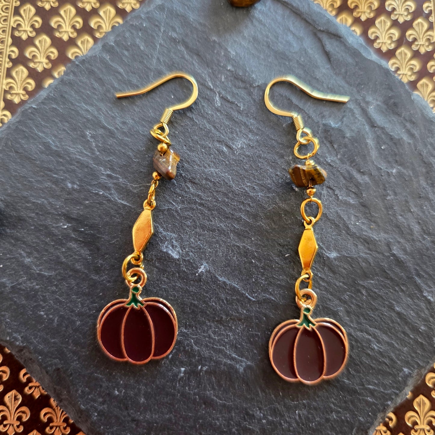 Carpo - Boucles d'oreilles "automne" citrouilles marron acier inoxydable pierres oeil de tigre - Les Rouages du Temps