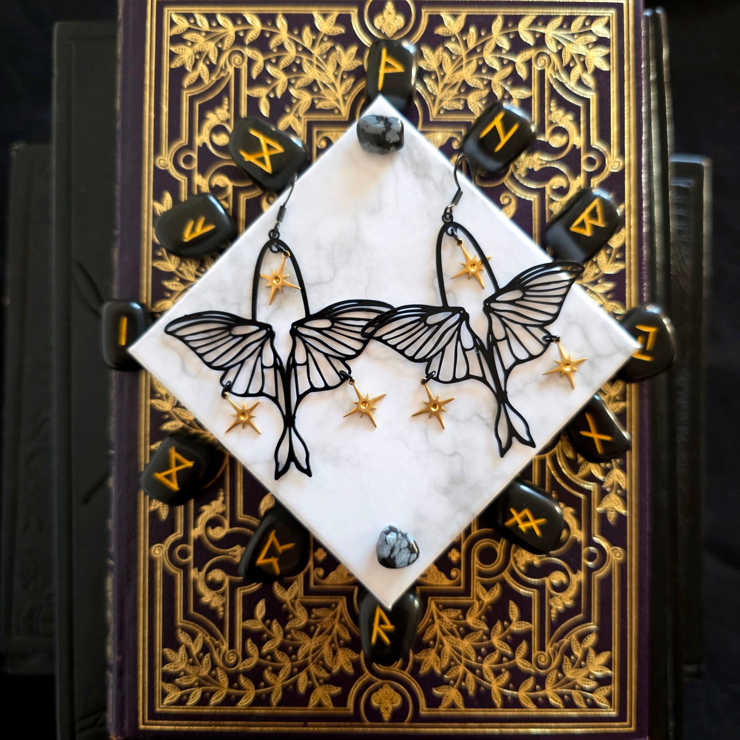 Leanan - Boucles d'oreilles univers féérique ailes de papillon noires et étoiles laiton - Les Rouages du Temps