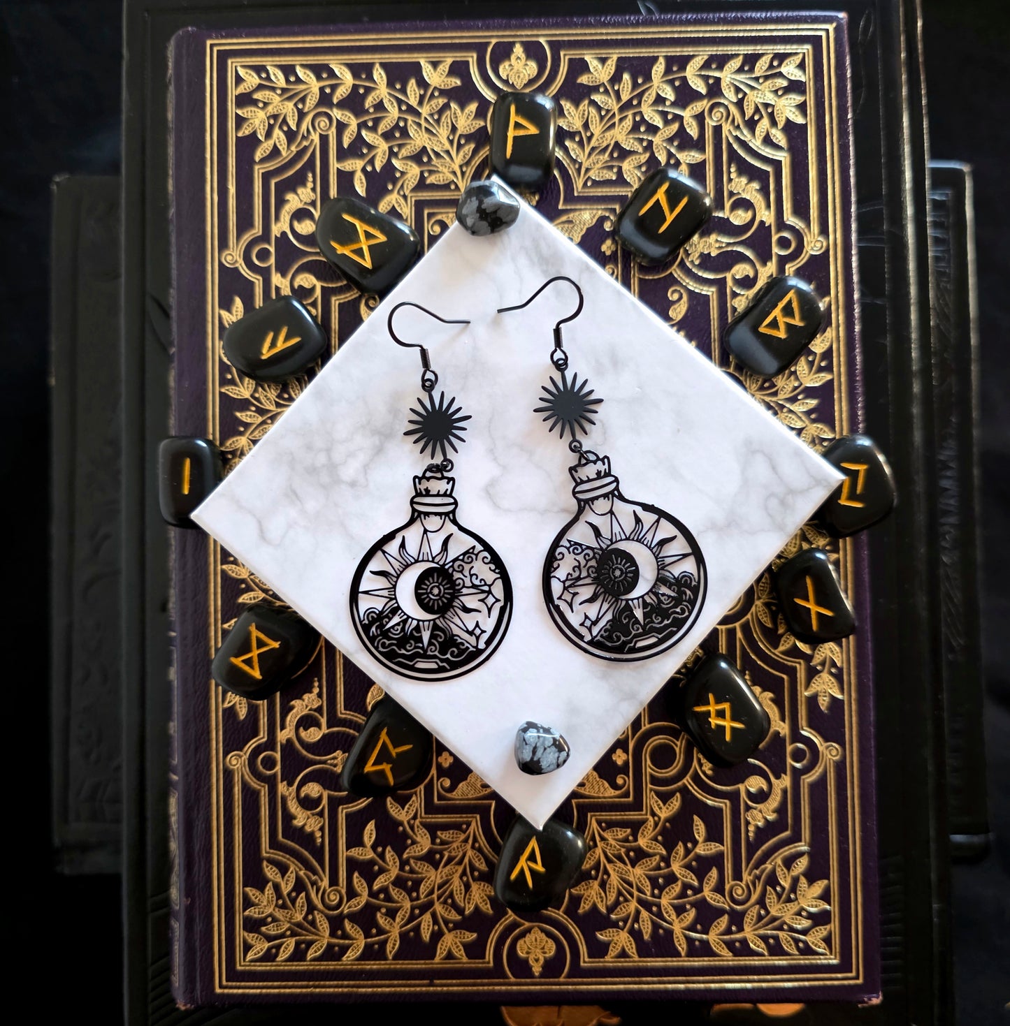 Circé - Boucles d'oreilles noires style witchy ésotérique - potion lune soleil étoile - Les Rouages du Temps