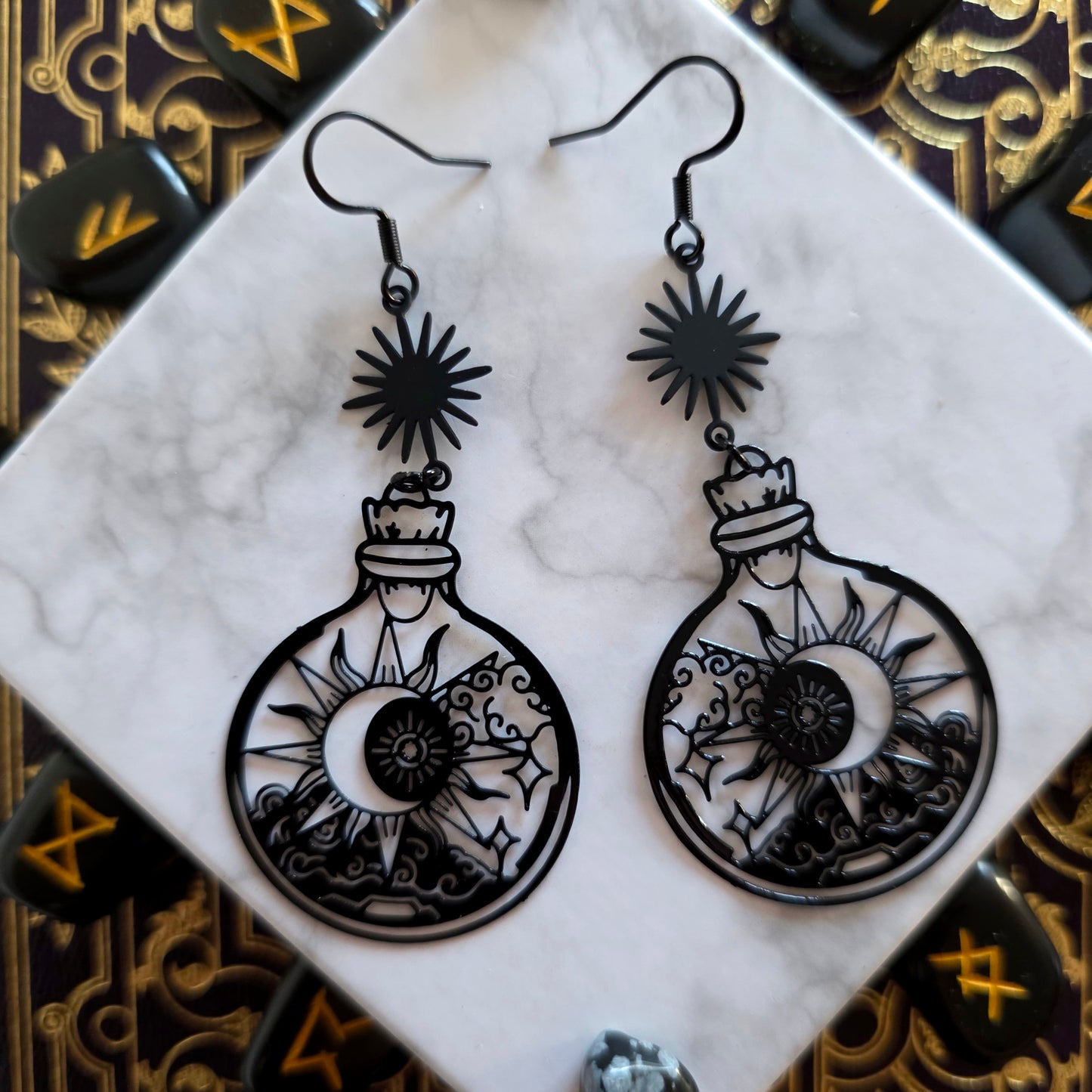 Circé - Boucles d'oreilles noires style witchy ésotérique - potion lune soleil étoile - Les Rouages du Temps