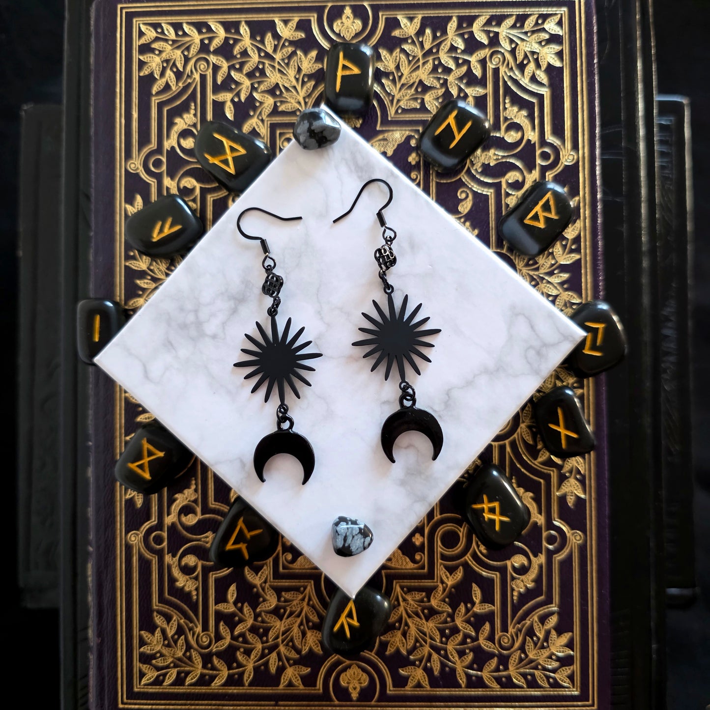 Éos - Boucles d'oreilles style Wicca gothique étoiles lunes noires - Les Rouages du Temps