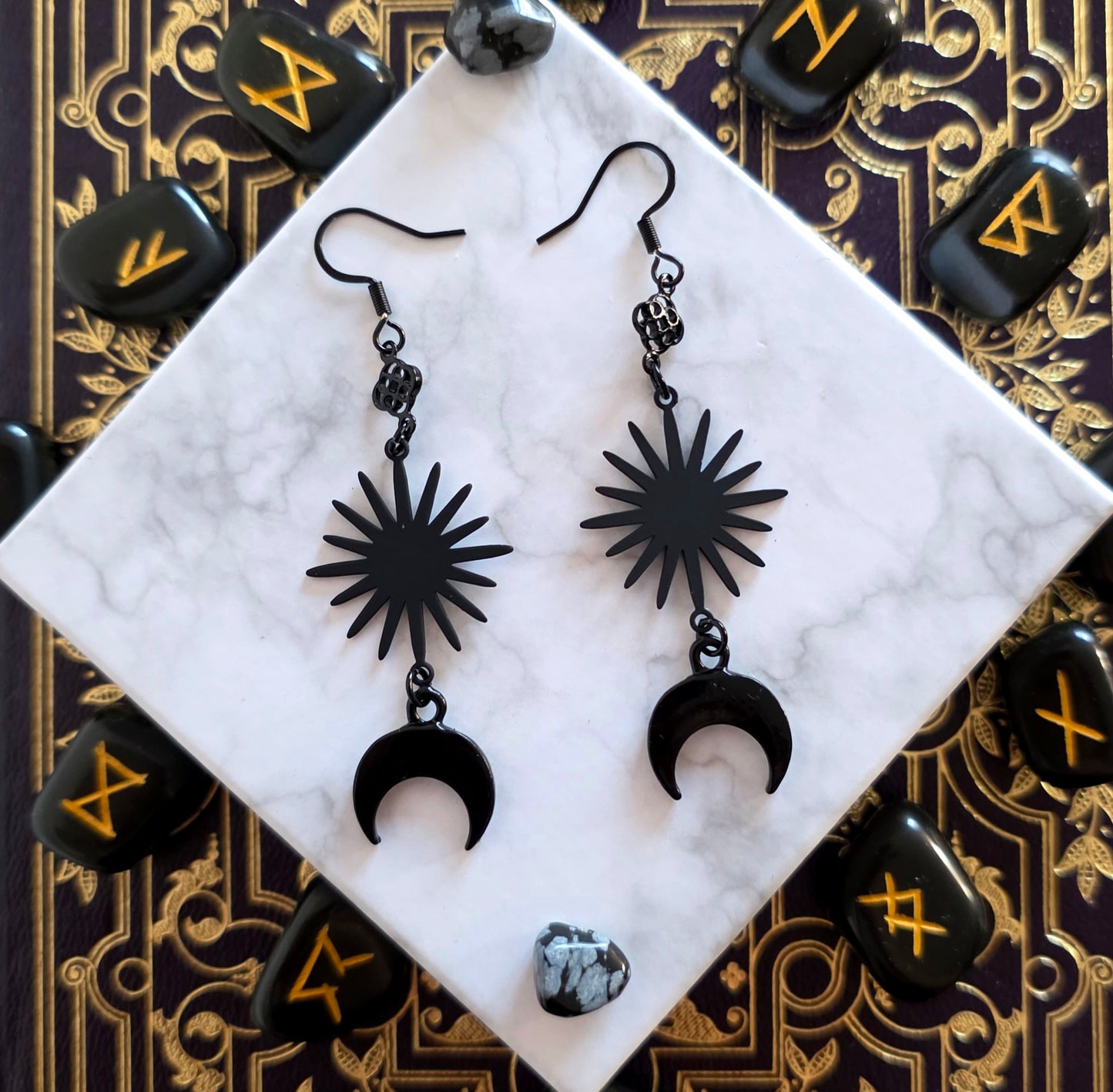 Éos - Boucles d'oreilles style Wicca gothique étoiles lunes noires - Les Rouages du Temps