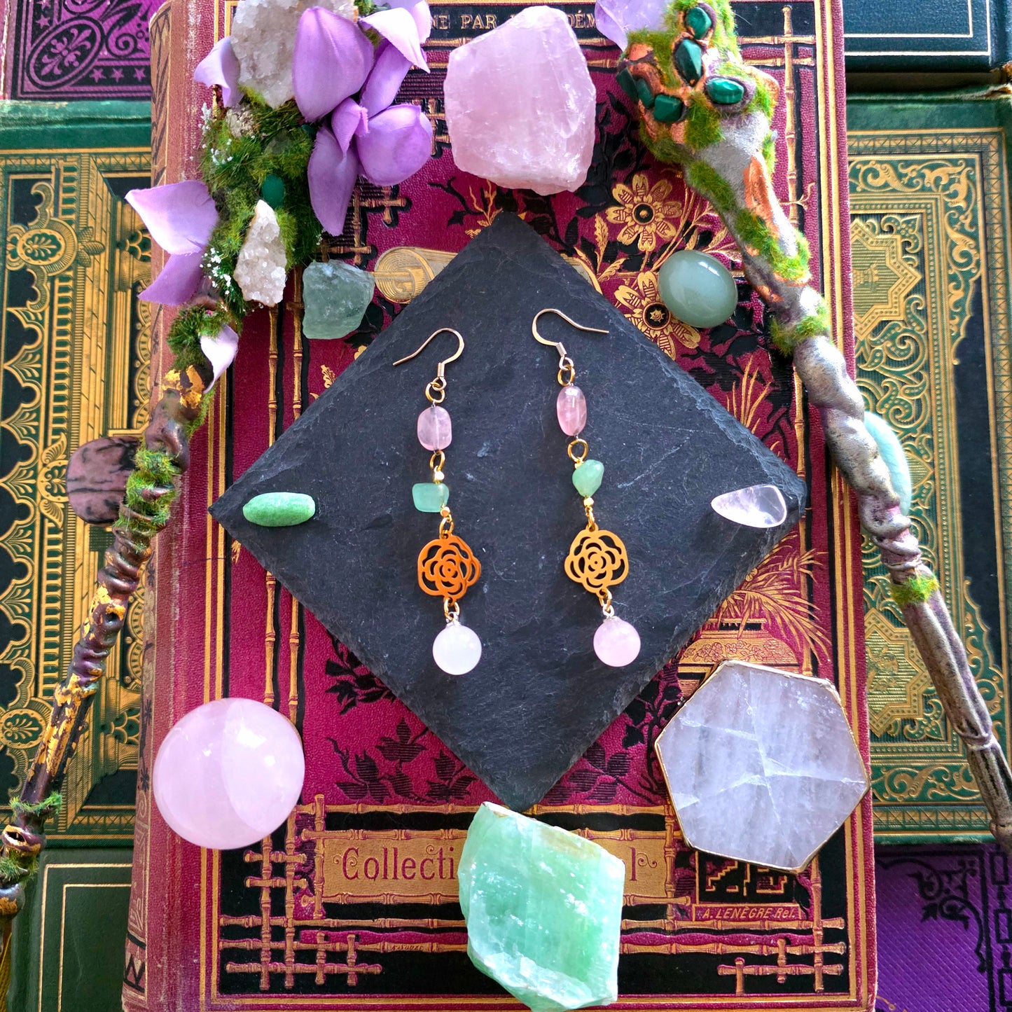 Chloris - Boucles d'oreilles roses acier inoxydable doré, pierres de quartz rose et aventurine - Les Rouages du Temps