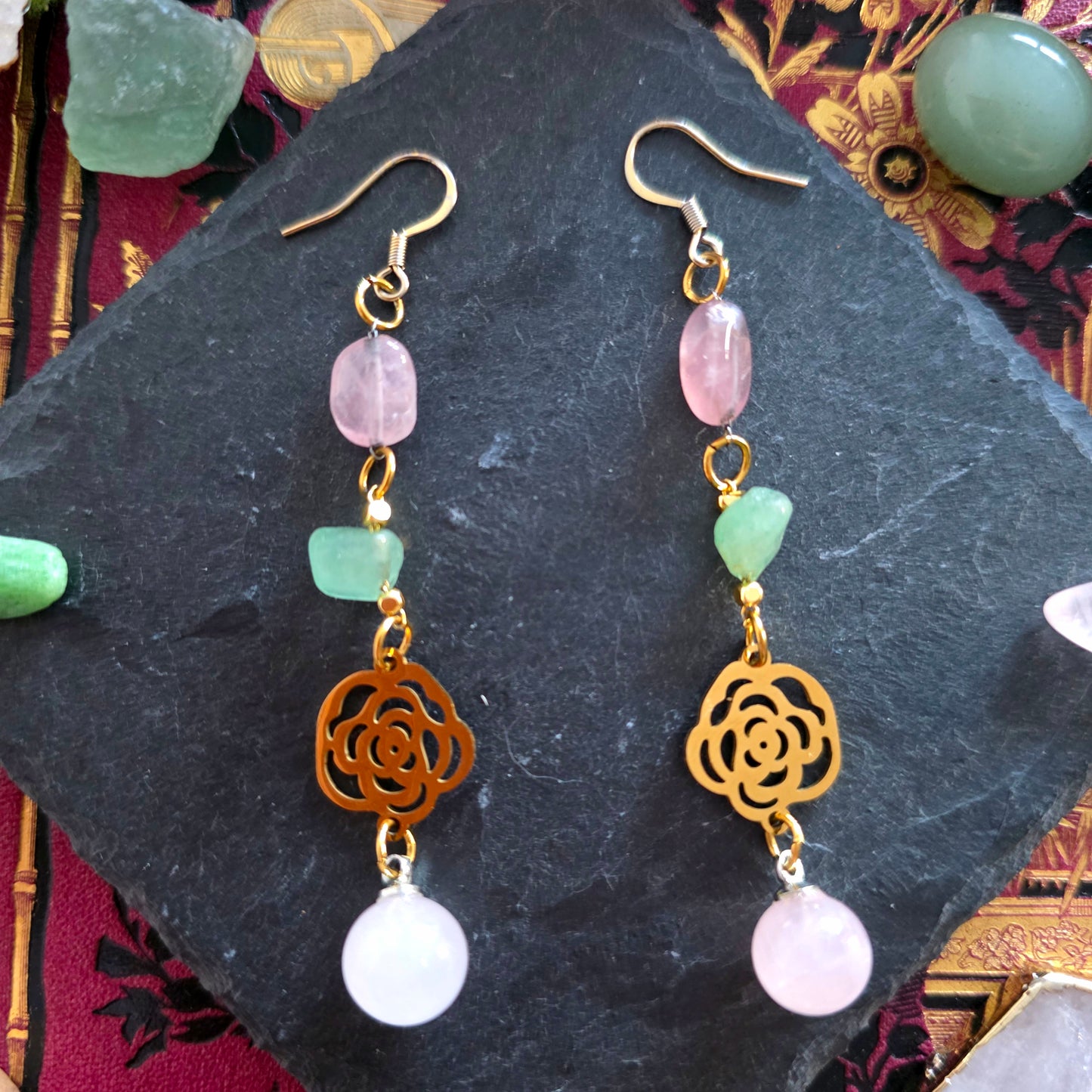 Chloris - Boucles d'oreilles roses acier inoxydable doré, pierres de quartz rose et aventurine - Les Rouages du Temps