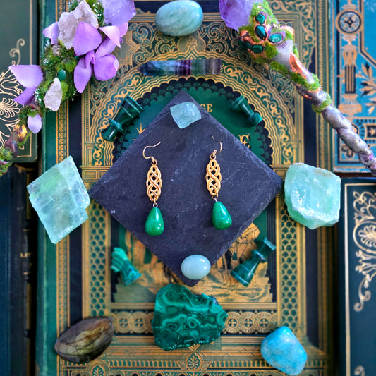 Margawse - Boucles d'oreilles style médiéval - celtique dorées, pierres de jade - Les Rouages du Temps