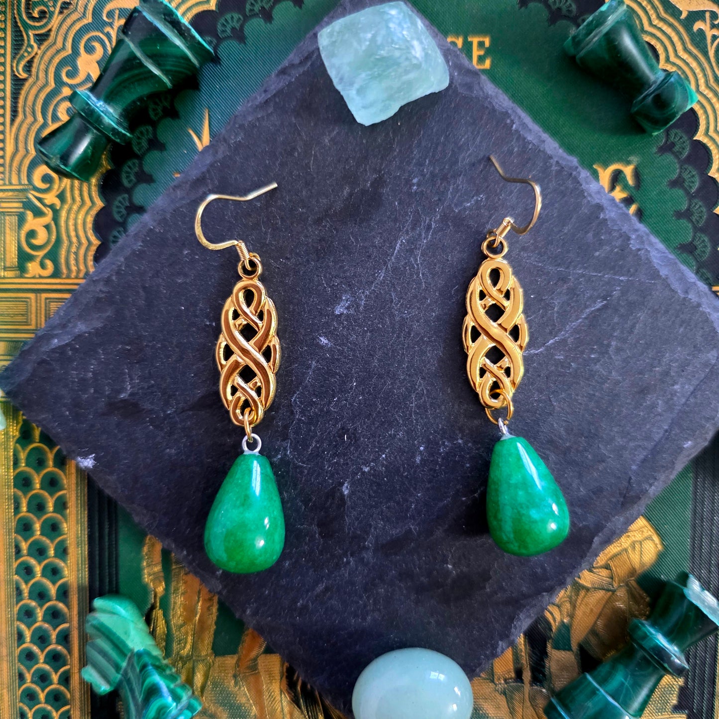 Margawse - Boucles d'oreilles style médiéval - celtique dorées, pierres de jade - Les Rouages du Temps