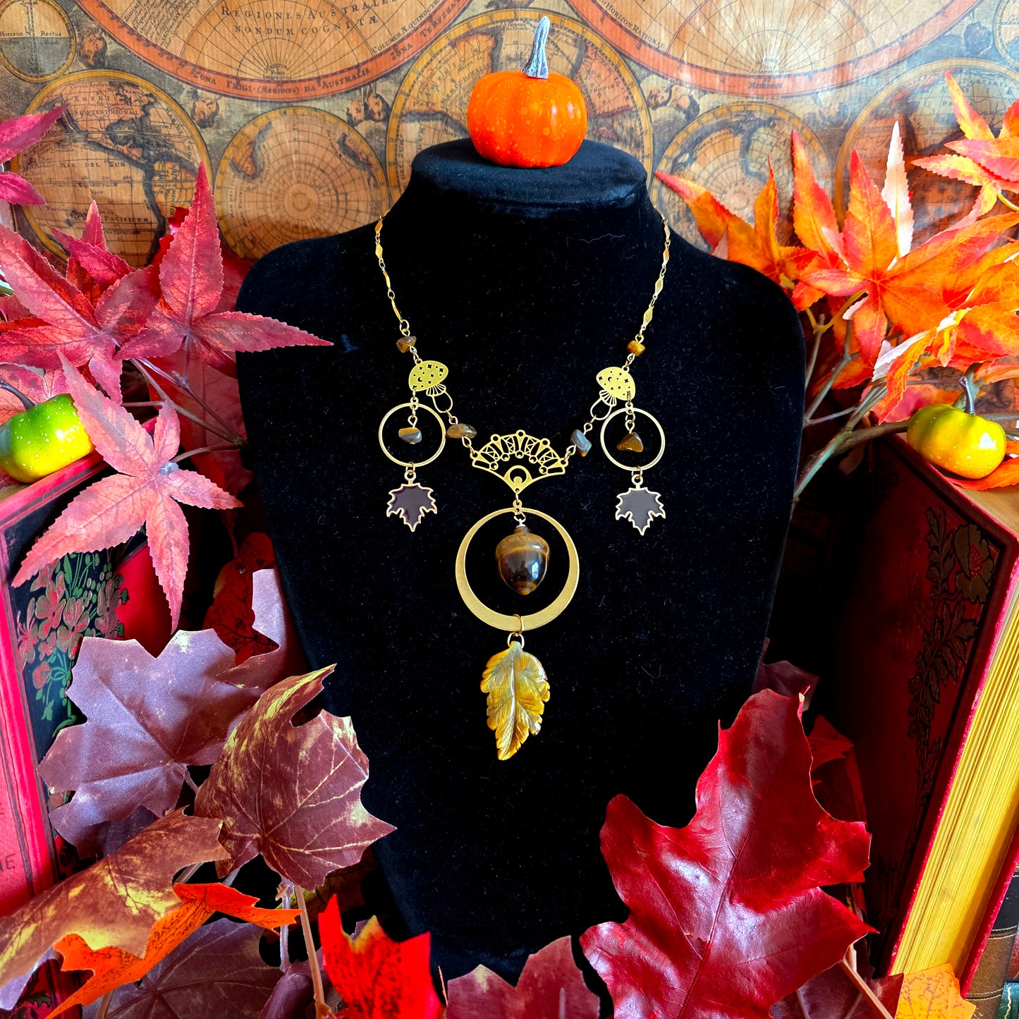 Carpo - Collier "Automne" acier inoxydable doré laiton cercles champignons feuilles gland pierres oeil de tigre - Les Rouages du Temps