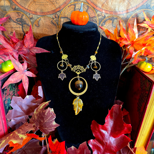 Carpo - Collier "Automne" acier inoxydable doré laiton cercles champignons feuilles gland pierres oeil de tigre - Les Rouages du Temps