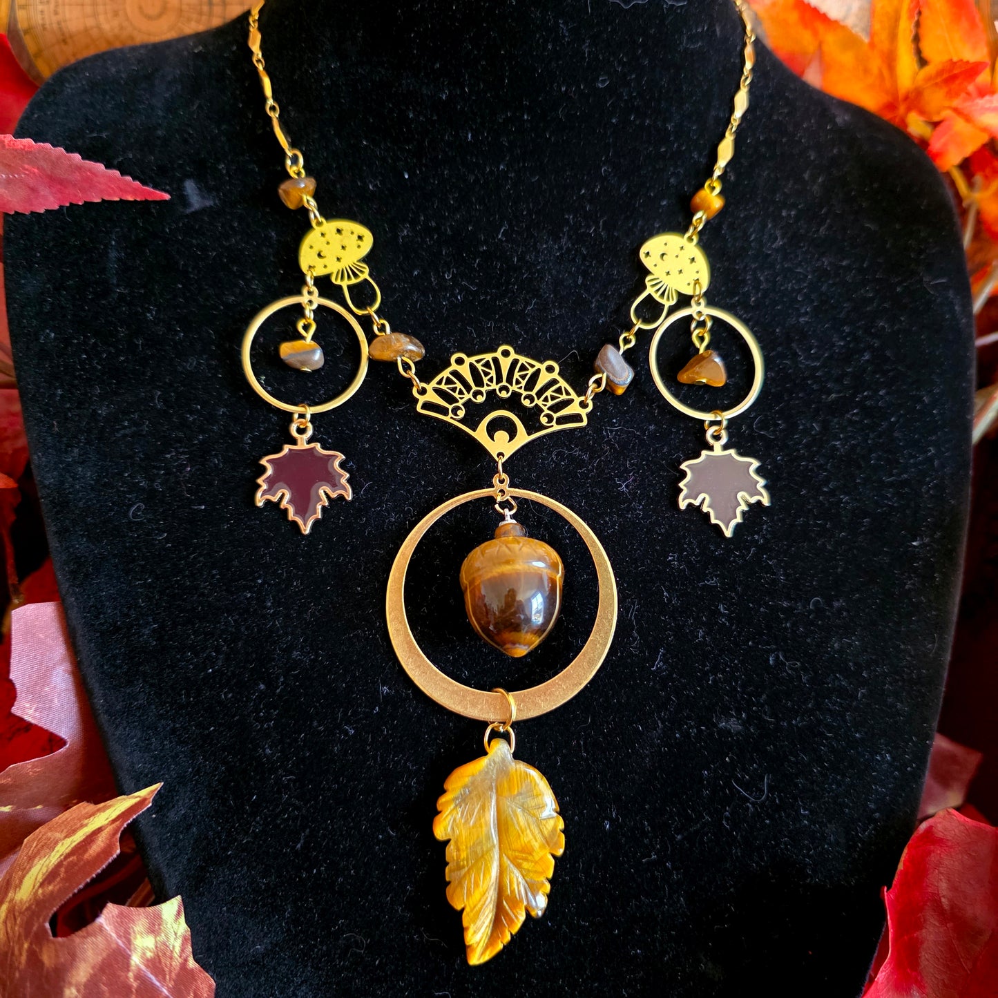 Carpo - Collier "Automne" acier inoxydable doré laiton cercles champignons feuilles gland pierres oeil de tigre - Les Rouages du Temps