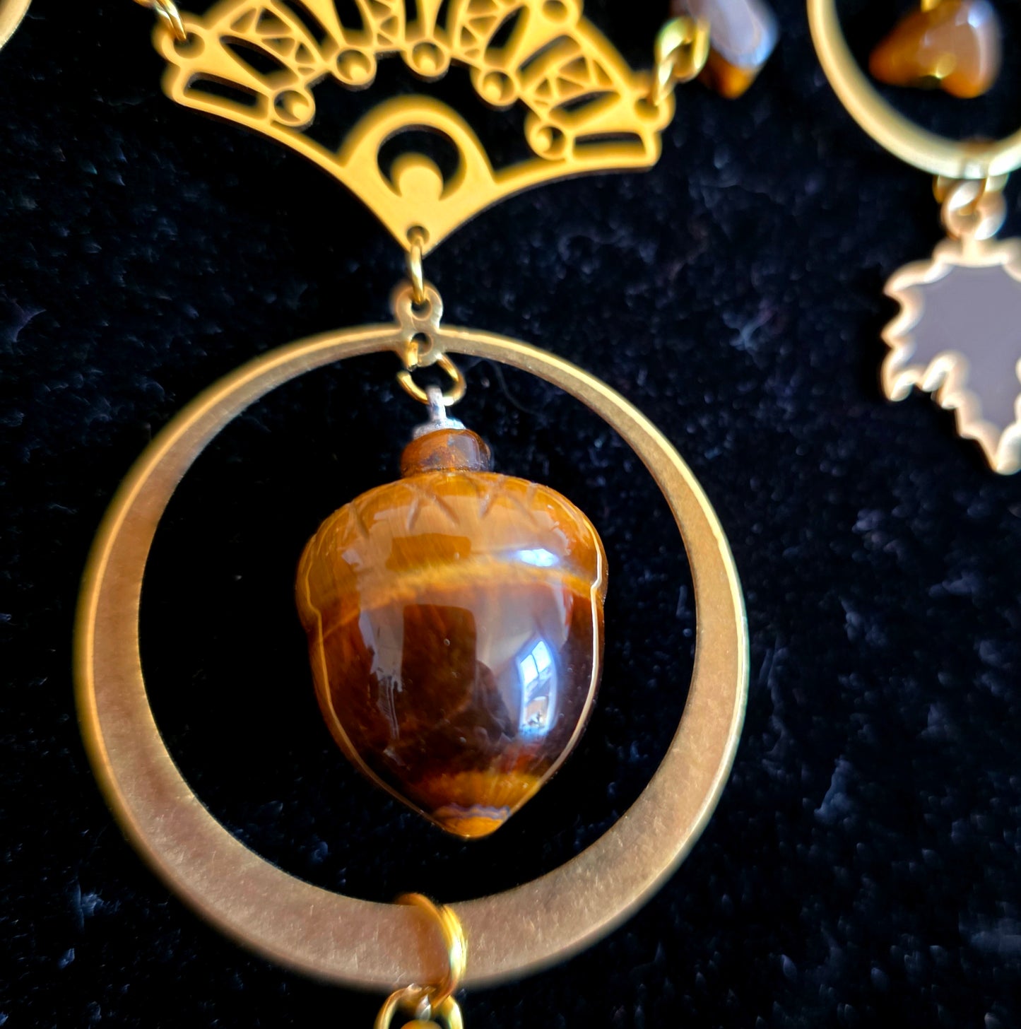 Carpo - Collier "Automne" acier inoxydable doré laiton cercles champignons feuilles gland pierres oeil de tigre - Les Rouages du Temps