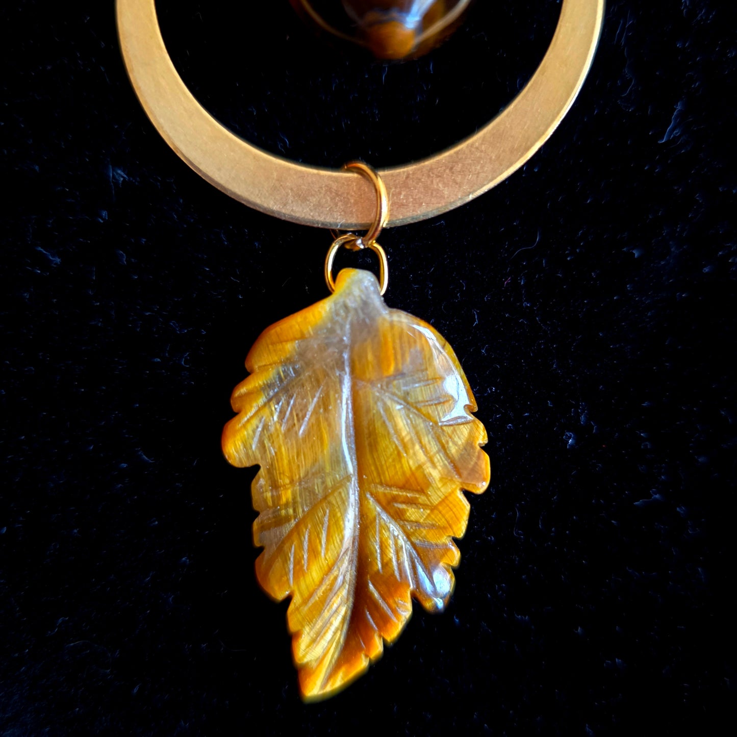 Carpo - Collier "Automne" acier inoxydable doré laiton cercles champignons feuilles gland pierres oeil de tigre - Les Rouages du Temps