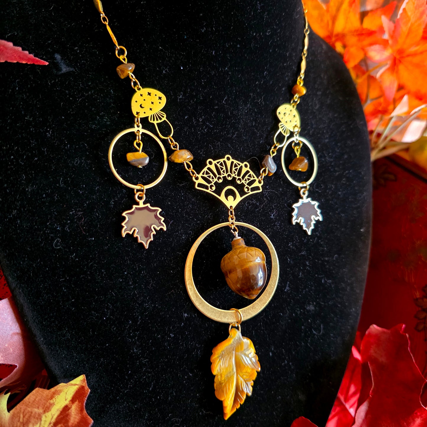 Carpo - Collier "Automne" acier inoxydable doré laiton cercles champignons feuilles gland pierres oeil de tigre - Les Rouages du Temps