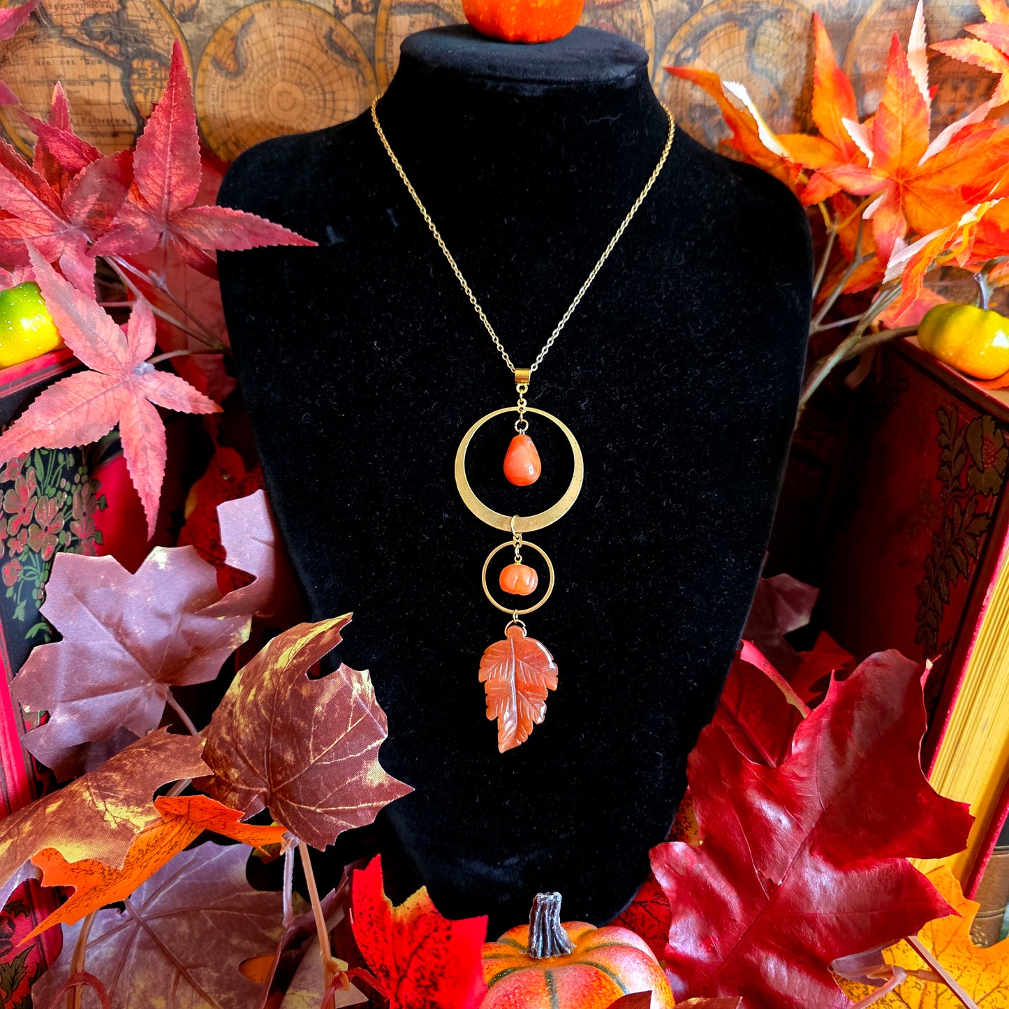 Carpo - Collier "Automne" acier inoxydable et laiton doré, citrouilles, feuilles, pierres de cornaline - Les Rouages du Temps