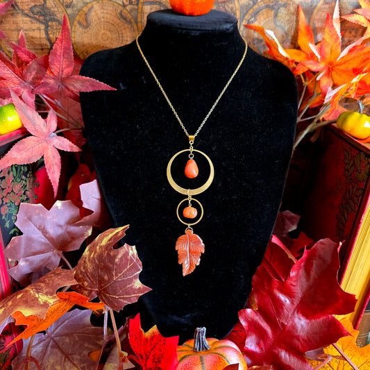 Carpo - Collier "Automne" acier inoxydable et laiton doré, citrouilles, feuilles, pierres de cornaline - Les Rouages du Temps