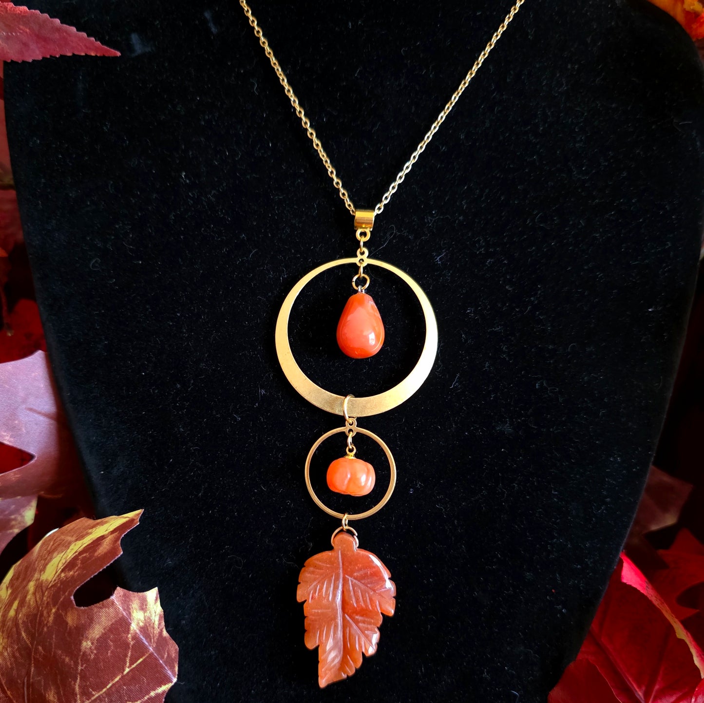 Carpo - Collier "Automne" acier inoxydable et laiton doré, citrouilles, feuilles, pierres de cornaline - Les Rouages du Temps