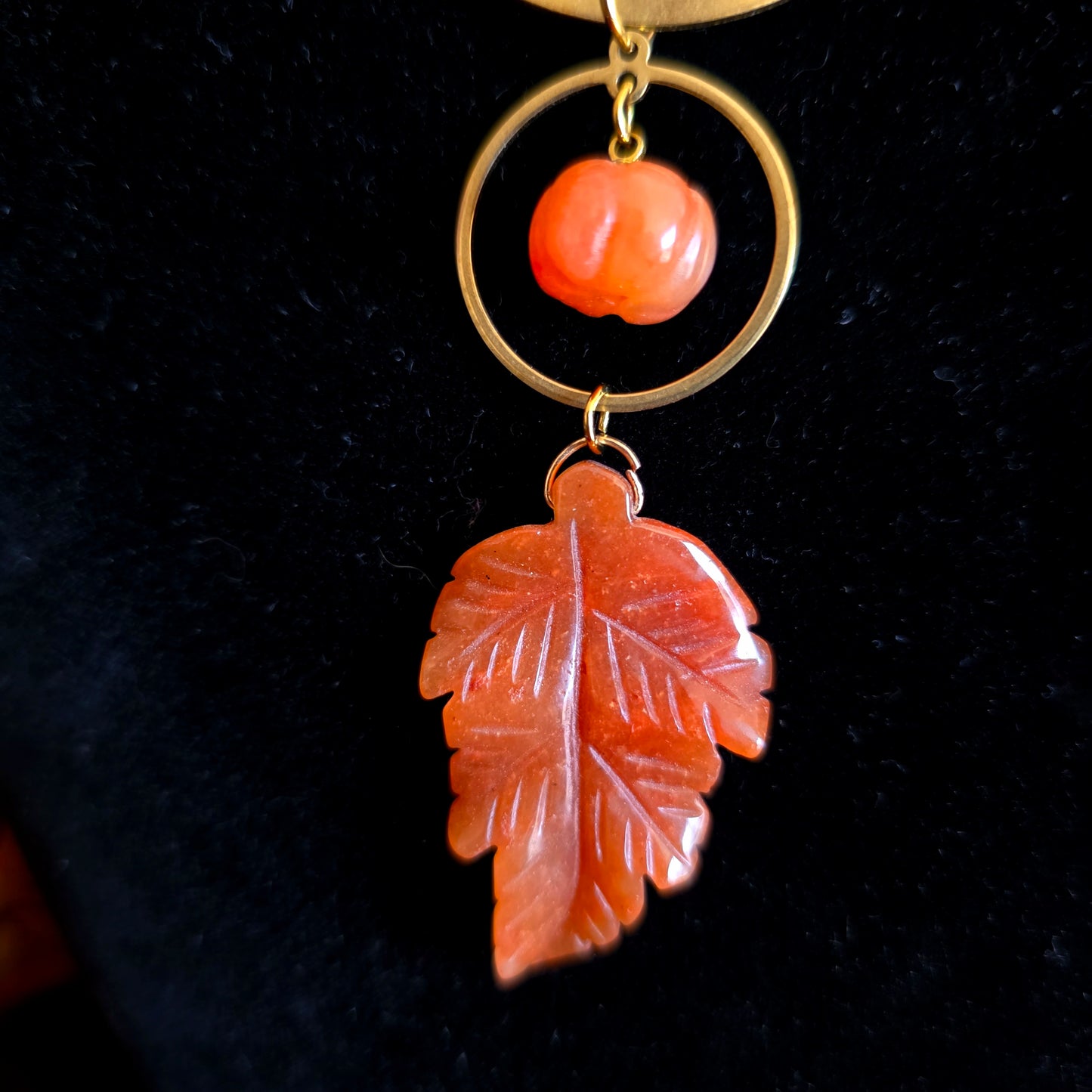 Carpo - Collier "Automne" acier inoxydable et laiton doré, citrouilles, feuilles, pierres de cornaline - Les Rouages du Temps