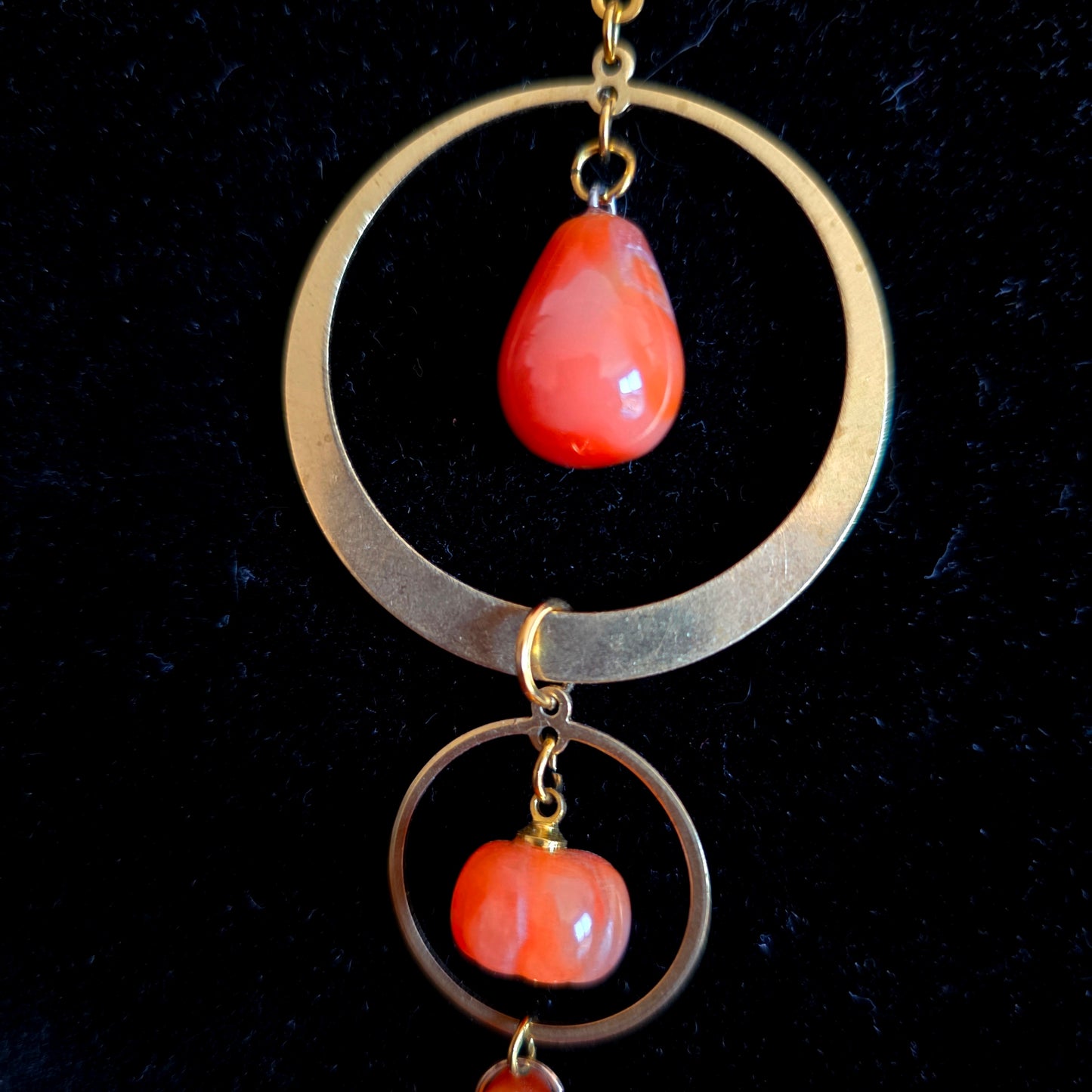 Carpo - Collier "Automne" acier inoxydable et laiton doré, citrouilles, feuilles, pierres de cornaline - Les Rouages du Temps