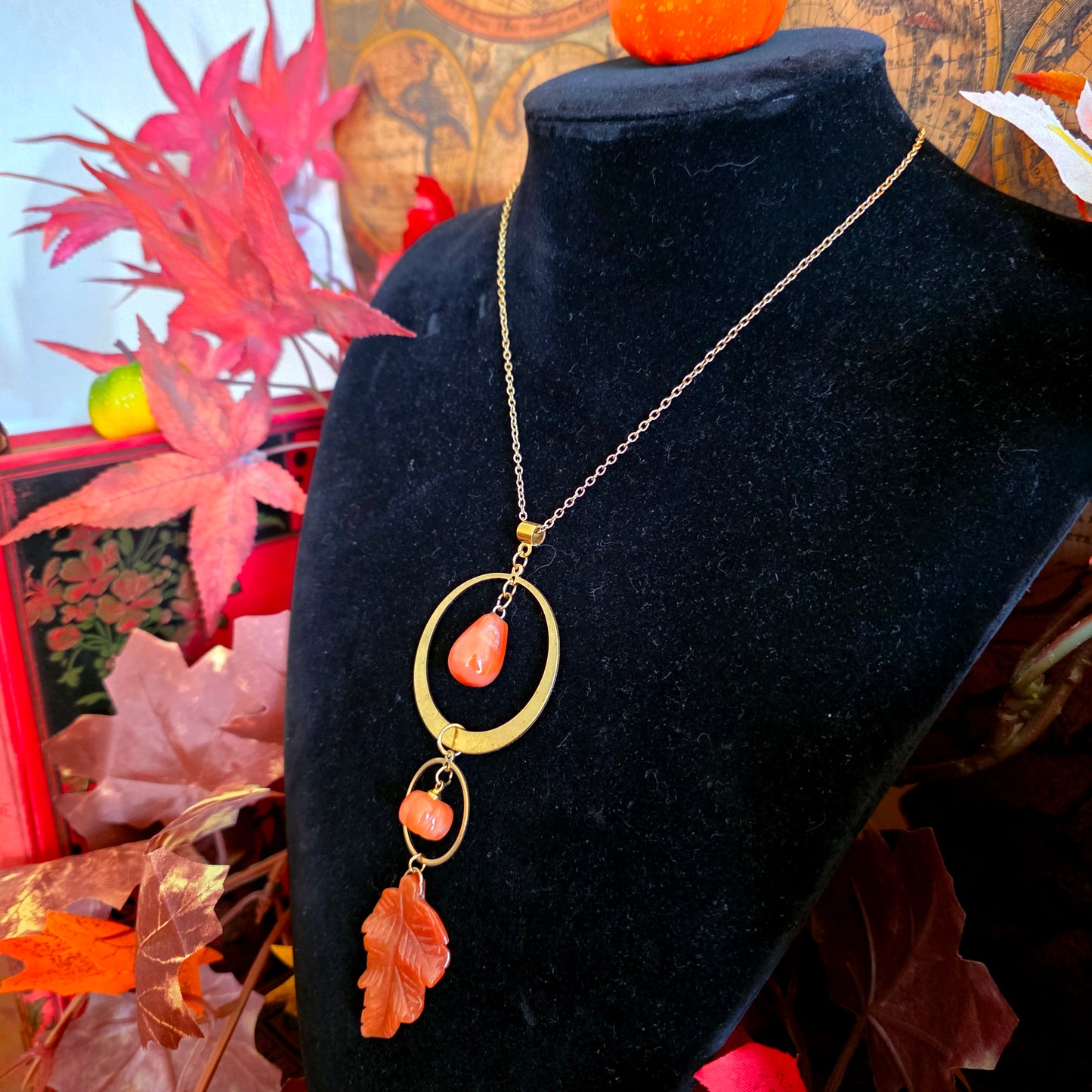 Carpo - Collier "Automne" acier inoxydable et laiton doré, citrouilles, feuilles, pierres de cornaline - Les Rouages du Temps