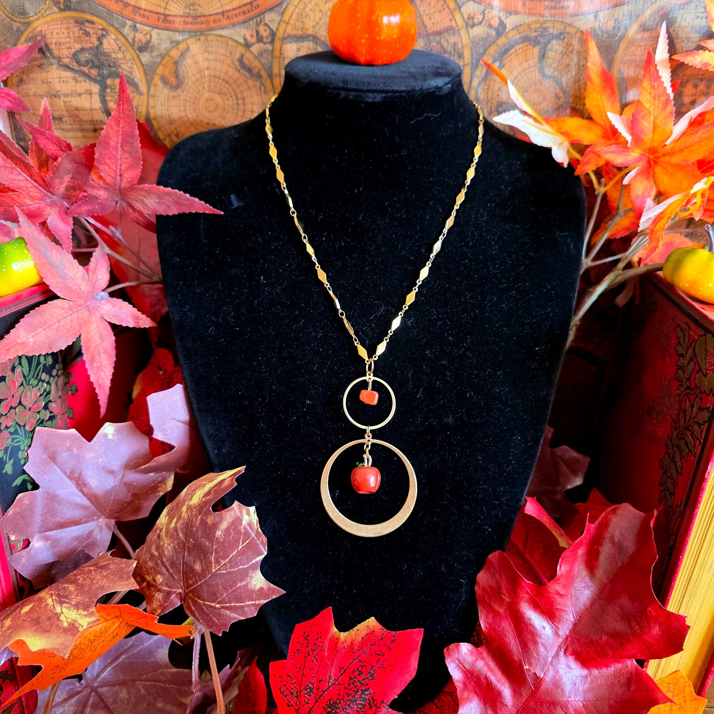 Idunn - Collier Art Nouveau anneaux laiton doré chaîne acier inoxydable et pommes jaspe rouge - Les Rouages du Temps