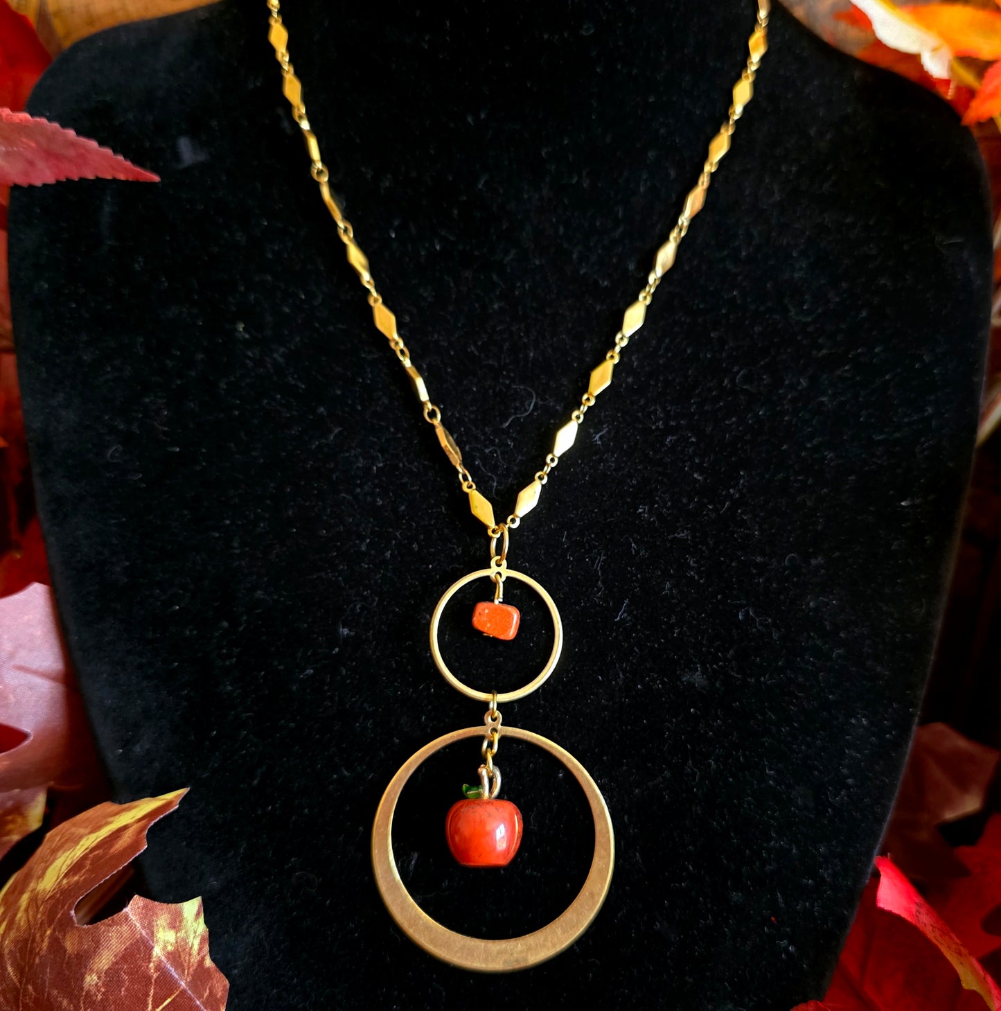 Idunn - Collier Art Nouveau anneaux laiton doré chaîne acier inoxydable et pommes jaspe rouge - Les Rouages du Temps